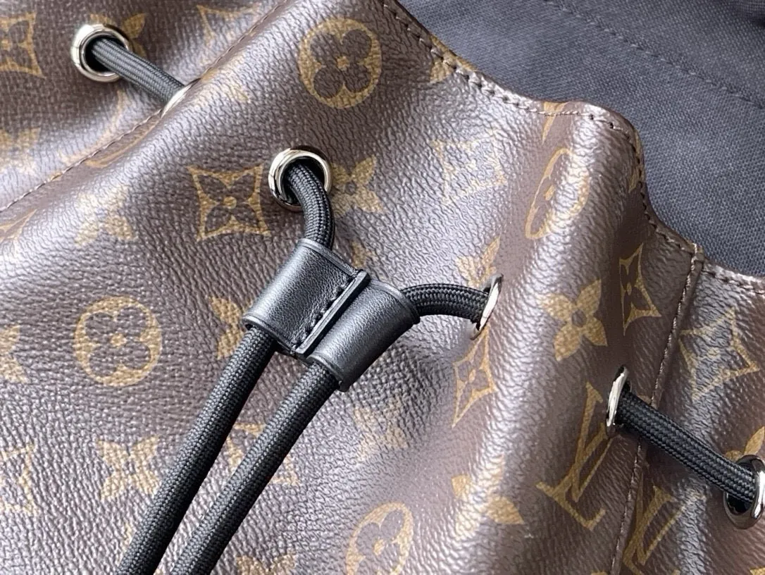 💰1000 Top Original M41379 Presbyopia Christopher backpack uses Monogram canvas to interpret the rugged and simple spirit of a hiking bag. Its unique style is suitable for both work and entertainment, highlighting a high-quality lifestyle. Dimensions: 41x 47x 13 cm