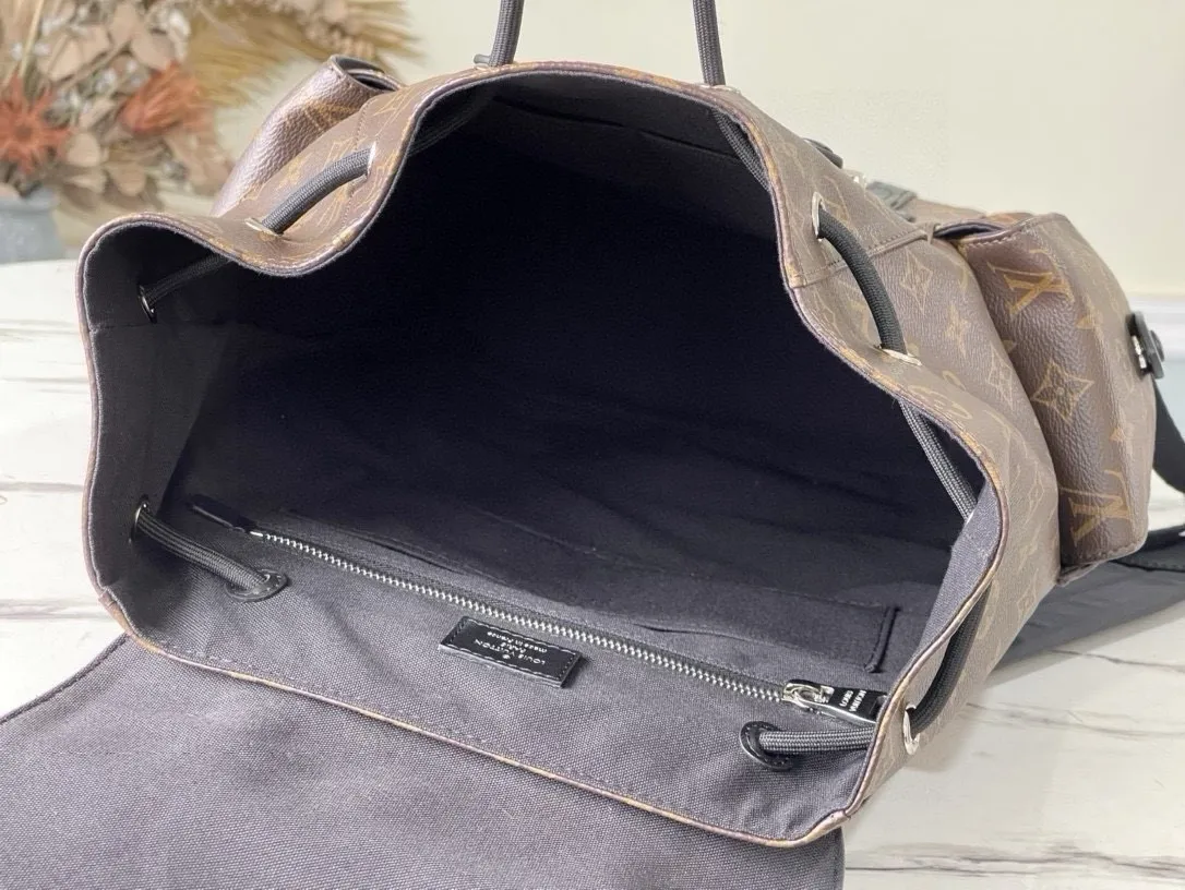💰1000 Top Original M41379 Presbyopia Christopher backpack uses Monogram canvas to interpret the rugged and simple spirit of a hiking bag. Its unique style is suitable for both work and entertainment, highlighting a high-quality lifestyle. Dimensions: 41x 47x 13 cm
