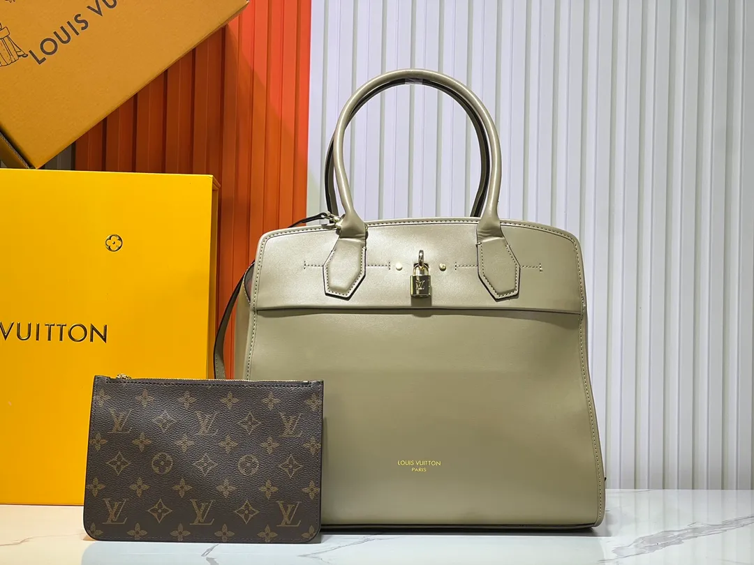 Batch 340💰M12005 M12556 M12337 This City Steamer medium handbag draws inspiration from the design of luggage built for cruise ships in 1901, making its eye-catching appearance at the 2024 autumn and winter ready-to-wear show. Grained Millesime leather and shearling leather trims add seasonal flair, an embossed padlock and hot-stamped LV Circle logo add a modern twist, and a removable Monogram storage bag makes it easy to store valuables. Size: 35x42x21cm