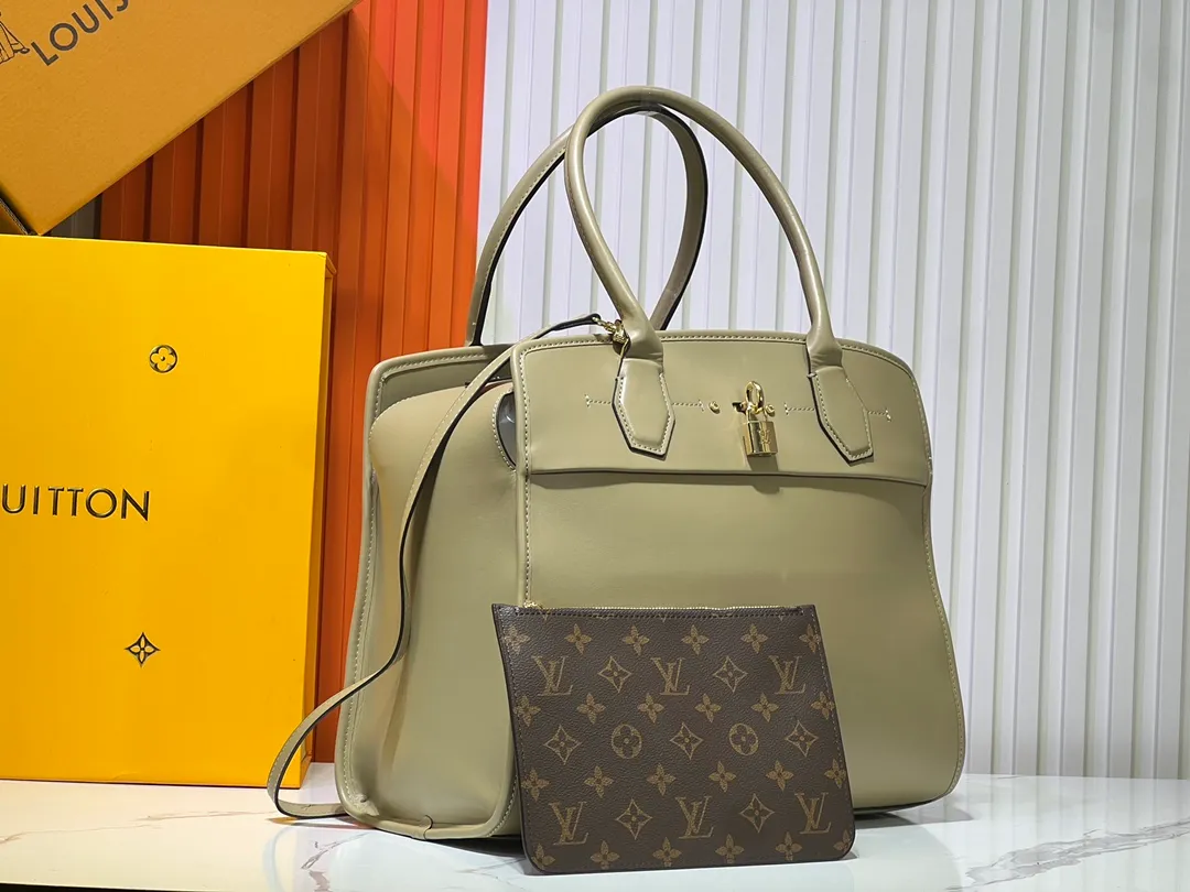 Batch 340💰M12005 M12556 M12337 This City Steamer medium handbag draws inspiration from the design of luggage built for cruise ships in 1901, making its eye-catching appearance at the 2024 autumn and winter ready-to-wear show. Grained Millesime leather and shearling leather trims add seasonal flair, an embossed padlock and hot-stamped LV Circle logo add a modern twist, and a removable Monogram storage bag makes it easy to store valuables. Size: 35x42x21cm
