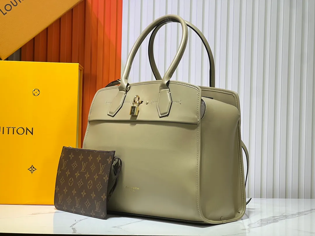 Batch 340💰M12005 M12556 M12337 This City Steamer medium handbag draws inspiration from the design of luggage built for cruise ships in 1901, making its eye-catching appearance at the 2024 autumn and winter ready-to-wear show. Grained Millesime leather and shearling leather trims add seasonal flair, an embossed padlock and hot-stamped LV Circle logo add a modern twist, and a removable Monogram storage bag makes it easy to store valuables. Size: 35x42x21cm