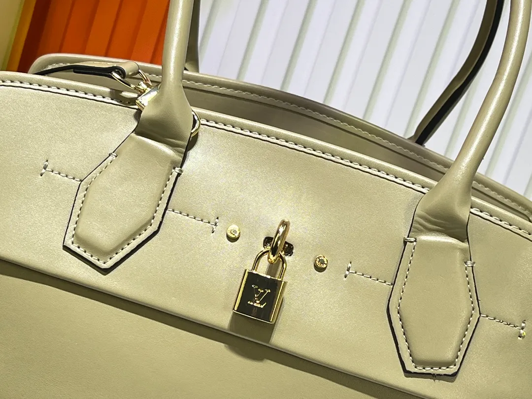 Batch 340💰M12005 M12556 M12337 This City Steamer medium handbag draws inspiration from the design of luggage built for cruise ships in 1901, making its eye-catching appearance at the 2024 autumn and winter ready-to-wear show. Grained Millesime leather and shearling leather trims add seasonal flair, an embossed padlock and hot-stamped LV Circle logo add a modern twist, and a removable Monogram storage bag makes it easy to store valuables. Size: 35x42x21cm
