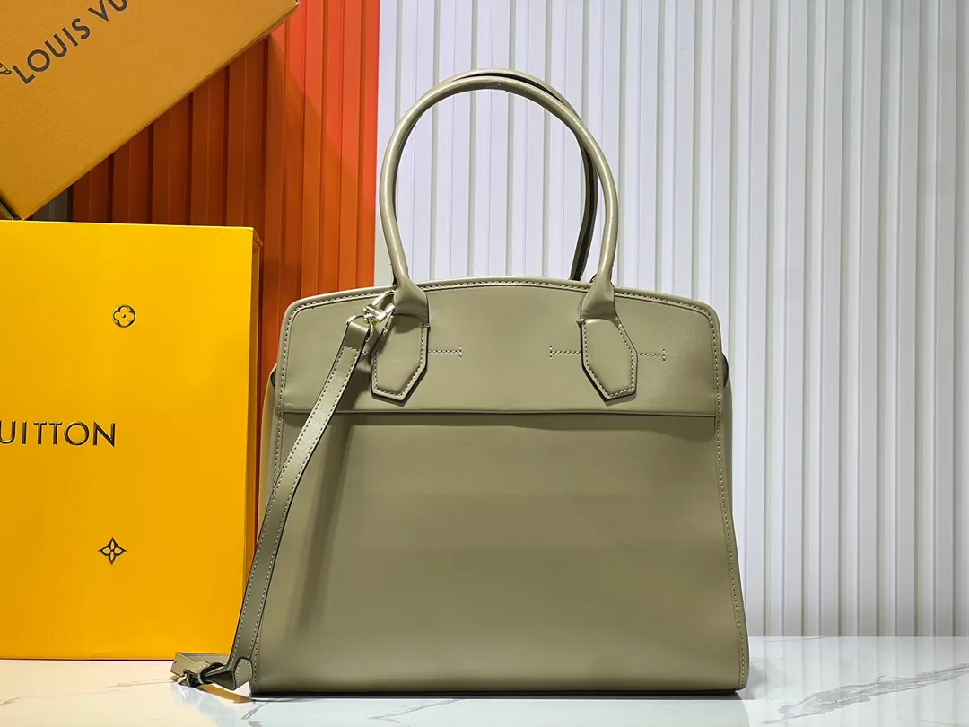 Batch 340💰M12005 M12556 M12337 This City Steamer medium handbag draws inspiration from the design of luggage built for cruise ships in 1901, making its eye-catching appearance at the 2024 autumn and winter ready-to-wear show. Grained Millesime leather and shearling leather trims add seasonal flair, an embossed padlock and hot-stamped LV Circle logo add a modern twist, and a removable Monogram storage bag makes it easy to store valuables. Size: 35x42x21cm