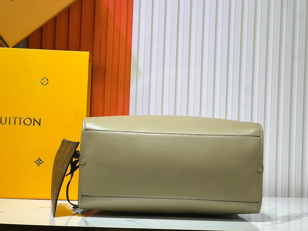 Batch 340💰M12005 M12556 M12337 This City Steamer medium handbag draws inspiration from the design of luggage built for cruise ships in 1901, making its eye-catching appearance at the 2024 autumn and winter ready-to-wear show. Grained Millesime leather and shearling leather trims add seasonal flair, an embossed padlock and hot-stamped LV Circle logo add a modern twist, and a removable Monogram storage bag makes it easy to store valuables. Size: 35x42x21cm