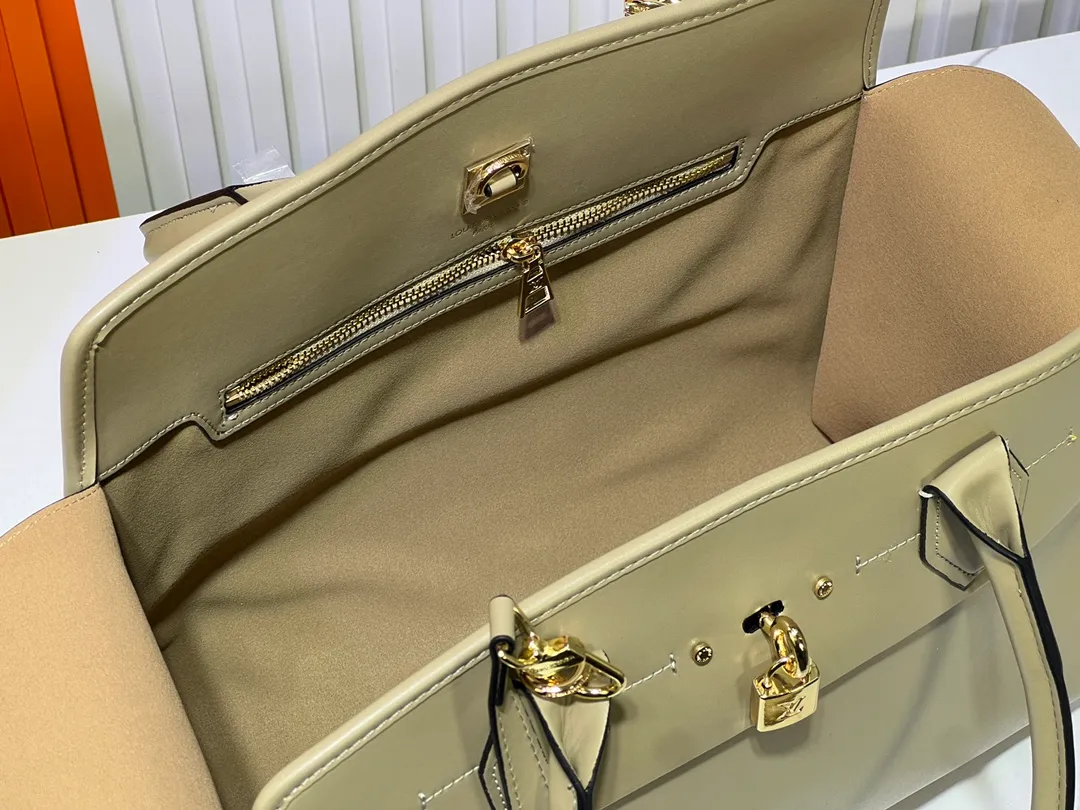Batch 340💰M12005 M12556 M12337 This City Steamer medium handbag draws inspiration from the design of luggage built for cruise ships in 1901, making its eye-catching appearance at the 2024 autumn and winter ready-to-wear show. Grained Millesime leather and shearling leather trims add seasonal flair, an embossed padlock and hot-stamped LV Circle logo add a modern twist, and a removable Monogram storage bag makes it easy to store valuables. Size: 35x42x21cm