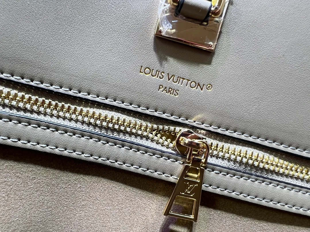 Batch 340💰M12005 M12556 M12337 This City Steamer medium handbag draws inspiration from the design of luggage built for cruise ships in 1901, making its eye-catching appearance at the 2024 autumn and winter ready-to-wear show. Grained Millesime leather and shearling leather trims add seasonal flair, an embossed padlock and hot-stamped LV Circle logo add a modern twist, and a removable Monogram storage bag makes it easy to store valuables. Size: 35x42x21cm