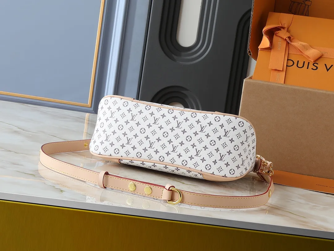 💰240💰Upgraded original M13224 M12930 M45832 M45831 Chain bag croissant series KOREA PRE-LAUNCH handbag This season's Boulogne bag uses Monogram leather material to reinterpret a symbolic design that can be used in multiple ways. Like existing designs made of canvas, various styles of items can be produced. Internal flat pocket that can store large-sized smartphones. A new version with a braided chain woven with gold hardware that creates a high-class and strong atmosphere. Dimensions: 16 x 9.5 x 29 cm.
