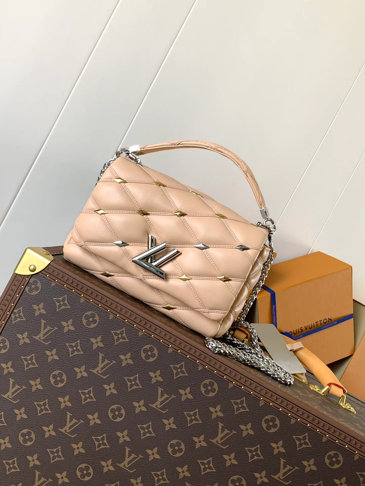 💰1380 (top layer leather) top original order, code change chip M24151 black willow diamond M24151 nude pink willow diamond M23045 dark gray M22891 beige M23601 brown M22891 black M12338 vanilla M24465 pink gradient M23682 dark blue M12434 blue gradient M22891 blue and white grid M22891 red and white checkered M25107 silver M22891 patent leather M22892 black pink gradient M24186 light blue gradient M24465 nude pink gradient M12567 burgundy M11374 black hardware M12332 light coffee color M22890 white leather black stripes Top original custom leather ~ colors are being updated continuously! This medium GO-14 bag is crafted from rich sheepskin leather with a quilted pattern that pays homage to the brand's traditional luggage designs. The Twist lock makes a striking statement, and the top handle can be carried by hand alone, or it can be transformed into a leather shoulder pad on the sliding chain strap for comfortable shoulder or cross-body wear. Dimensions: 23 x 16 x 10cm