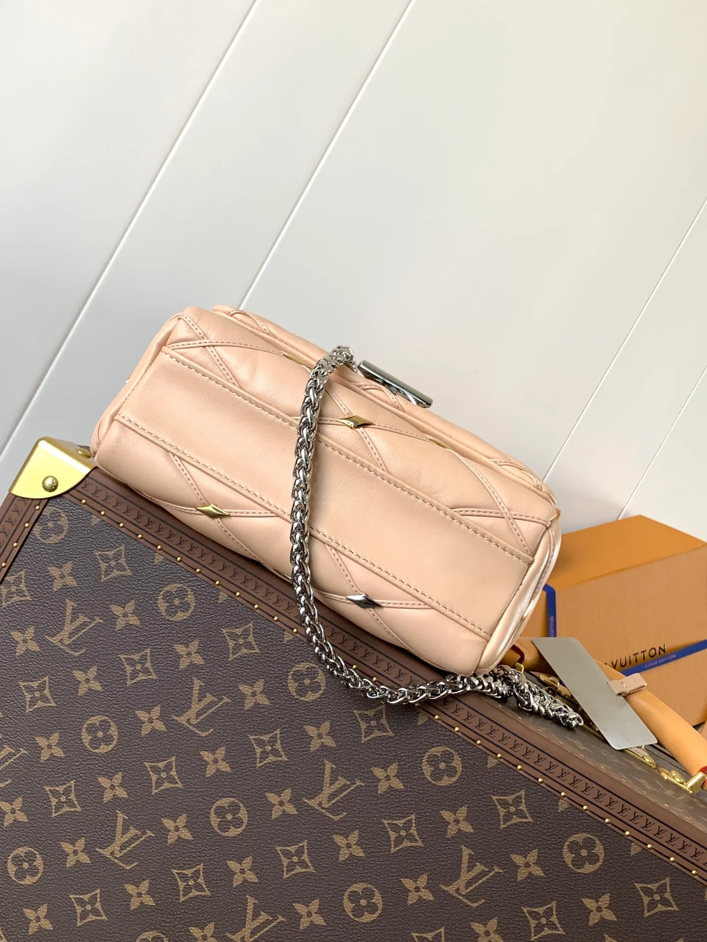 💰1380 (top layer leather) top original order, code change chip M24151 black willow diamond M24151 nude pink willow diamond M23045 dark gray M22891 beige M23601 brown M22891 black M12338 vanilla M24465 pink gradient M23682 dark blue M12434 blue gradient M22891 blue and white grid M22891 red and white checkered M25107 silver M22891 patent leather M22892 black pink gradient M24186 light blue gradient M24465 nude pink gradient M12567 burgundy M11374 black hardware M12332 light coffee color M22890 white leather black stripes Top original custom leather ~ colors are being updated continuously! This medium GO-14 bag is crafted from rich sheepskin leather with a quilted pattern that pays homage to the brand's traditional luggage designs. The Twist lock makes a striking statement, and the top handle can be carried by hand alone, or it can be transformed into a leather shoulder pad on the sliding chain strap for comfortable shoulder or cross-body wear. Dimensions: 23 x 16 x 10cm