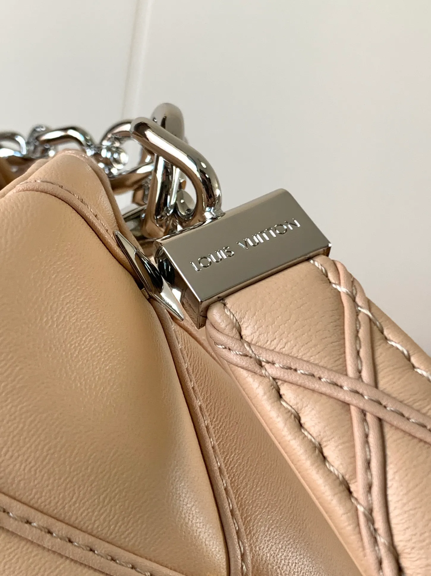 💰1380 (top layer leather) top original order, code change chip M24151 black willow diamond M24151 nude pink willow diamond M23045 dark gray M22891 beige M23601 brown M22891 black M12338 vanilla M24465 pink gradient M23682 dark blue M12434 blue gradient M22891 blue and white grid M22891 red and white checkered M25107 silver M22891 patent leather M22892 black pink gradient M24186 light blue gradient M24465 nude pink gradient M12567 burgundy M11374 black hardware M12332 light coffee color M22890 white leather black stripes Top original custom leather ~ colors are being updated continuously! This medium GO-14 bag is crafted from rich sheepskin leather with a quilted pattern that pays homage to the brand's traditional luggage designs. The Twist lock makes a striking statement, and the top handle can be carried by hand alone, or it can be transformed into a leather shoulder pad on the sliding chain strap for comfortable shoulder or cross-body wear. Dimensions: 23 x 16 x 10cm