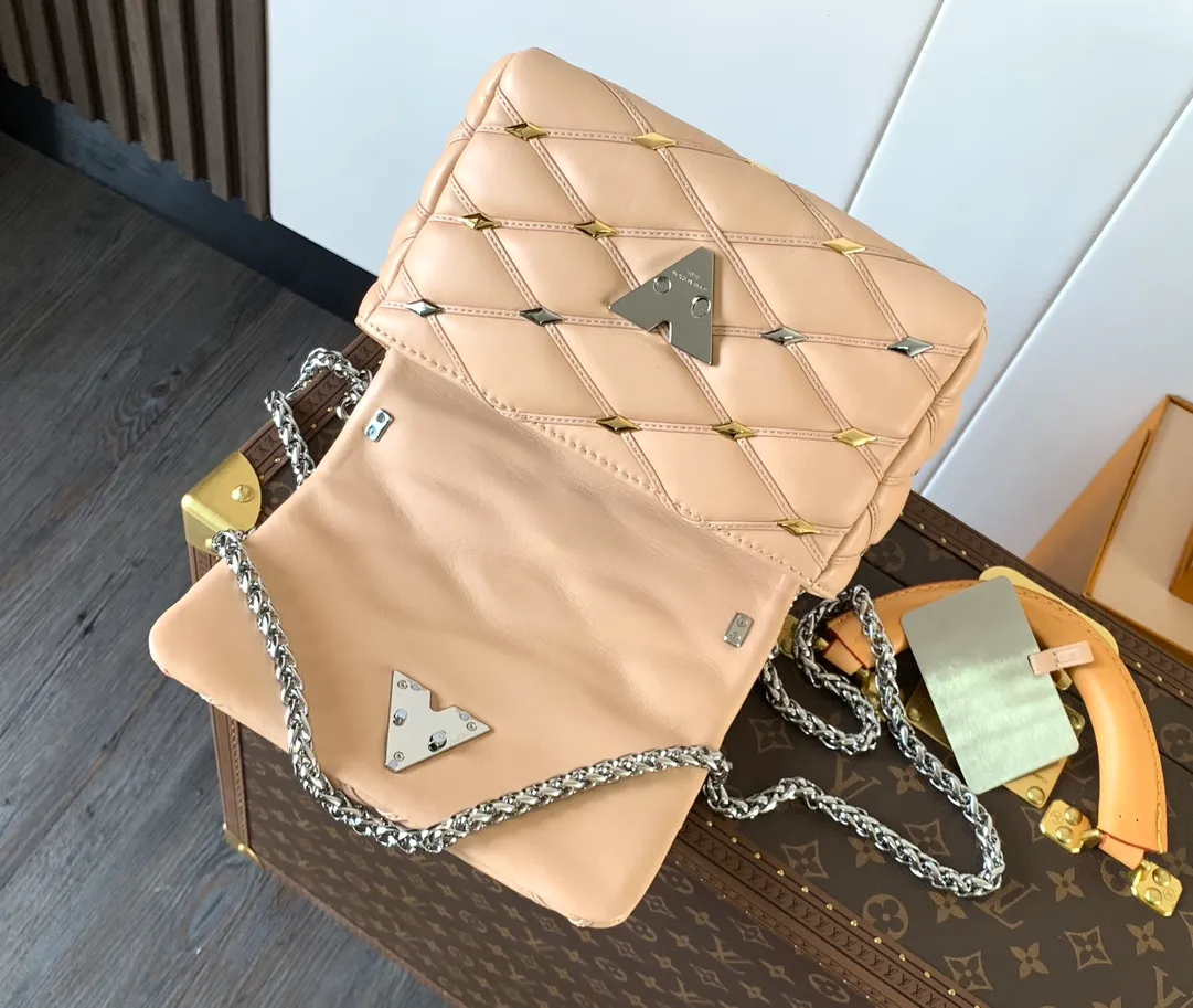💰1380 (top layer leather) top original order, code change chip M24151 black willow diamond M24151 nude pink willow diamond M23045 dark gray M22891 beige M23601 brown M22891 black M12338 vanilla M24465 pink gradient M23682 dark blue M12434 blue gradient M22891 blue and white grid M22891 red and white checkered M25107 silver M22891 patent leather M22892 black pink gradient M24186 light blue gradient M24465 nude pink gradient M12567 burgundy M11374 black hardware M12332 light coffee color M22890 white leather black stripes Top original custom leather ~ colors are being updated continuously! This medium GO-14 bag is crafted from rich sheepskin leather with a quilted pattern that pays homage to the brand's traditional luggage designs. The Twist lock makes a striking statement, and the top handle can be carried by hand alone, or it can be transformed into a leather shoulder pad on the sliding chain strap for comfortable shoulder or cross-body wear. Dimensions: 23 x 16 x 10cm