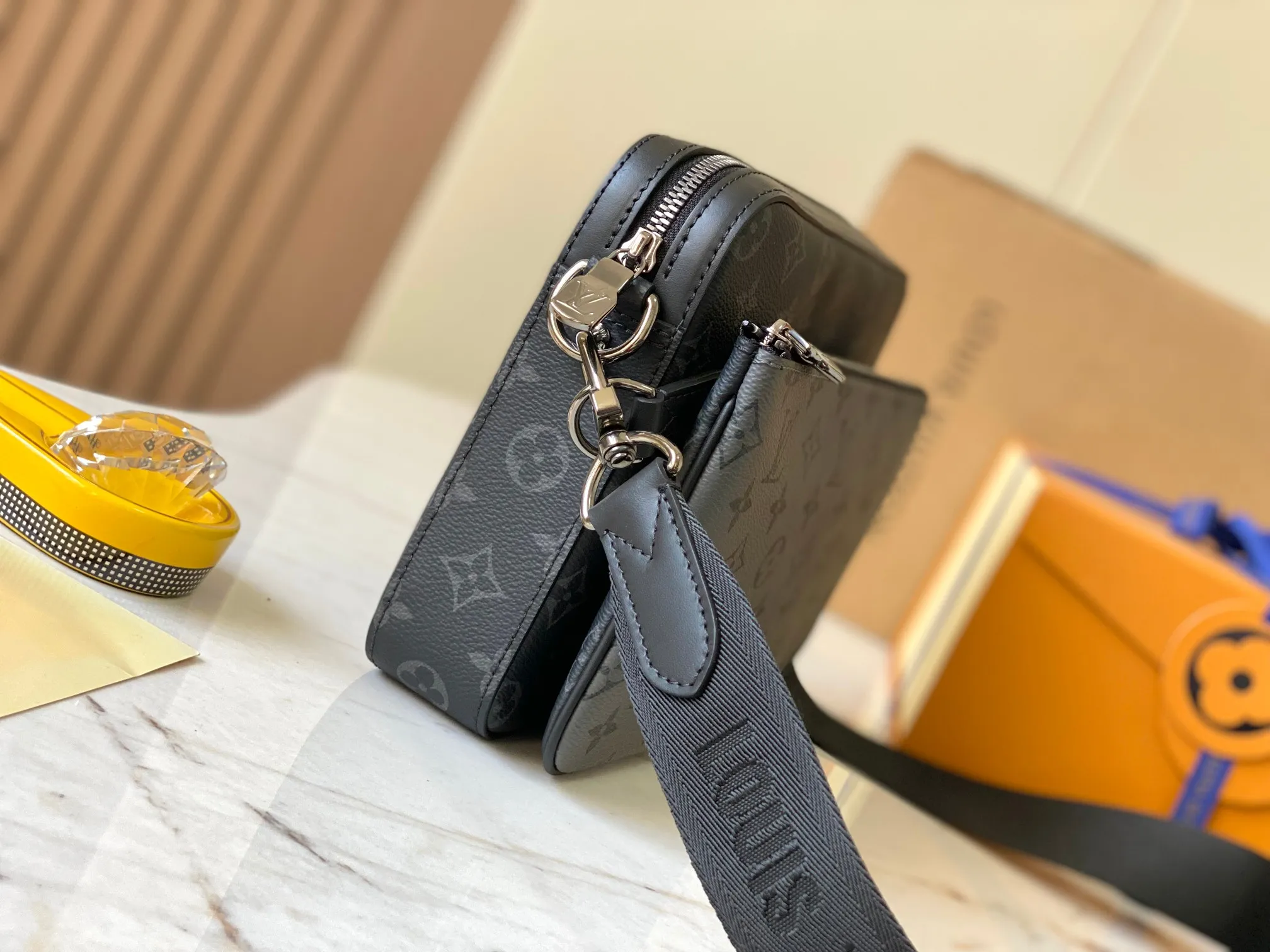 P1760 [Special grade MB high elastic fabric] TRIO messenger bag Model: M69443 Material: A+ grade all-steel hardware, imported high elastic fabric Packaging: Full set of special grade duty-free MB packaging Size: 25x18.5x7cm