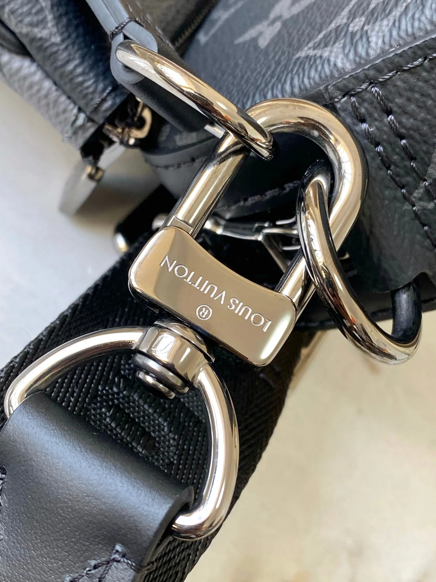 P1760 [Special grade MB high elastic fabric] TRIO messenger bag Model: M69443 Material: A+ grade all-steel hardware, imported high elastic fabric Packaging: Full set of special grade duty-free MB packaging Size: 25x18.5x7cm