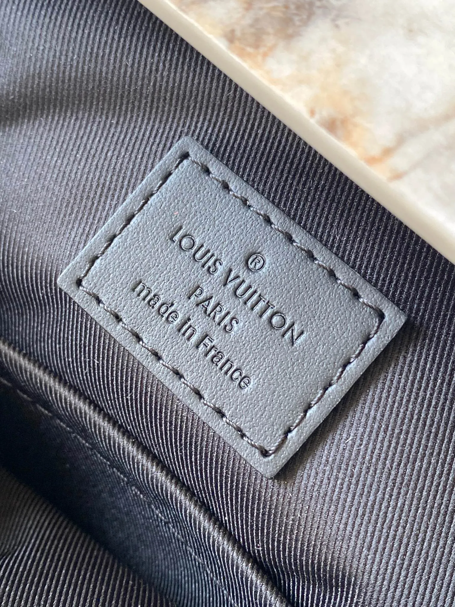 P1760 [Special grade MB high elastic fabric] TRIO messenger bag Model: M69443 Material: A+ grade all-steel hardware, imported high elastic fabric Packaging: Full set of special grade duty-free MB packaging Size: 25x18.5x7cm