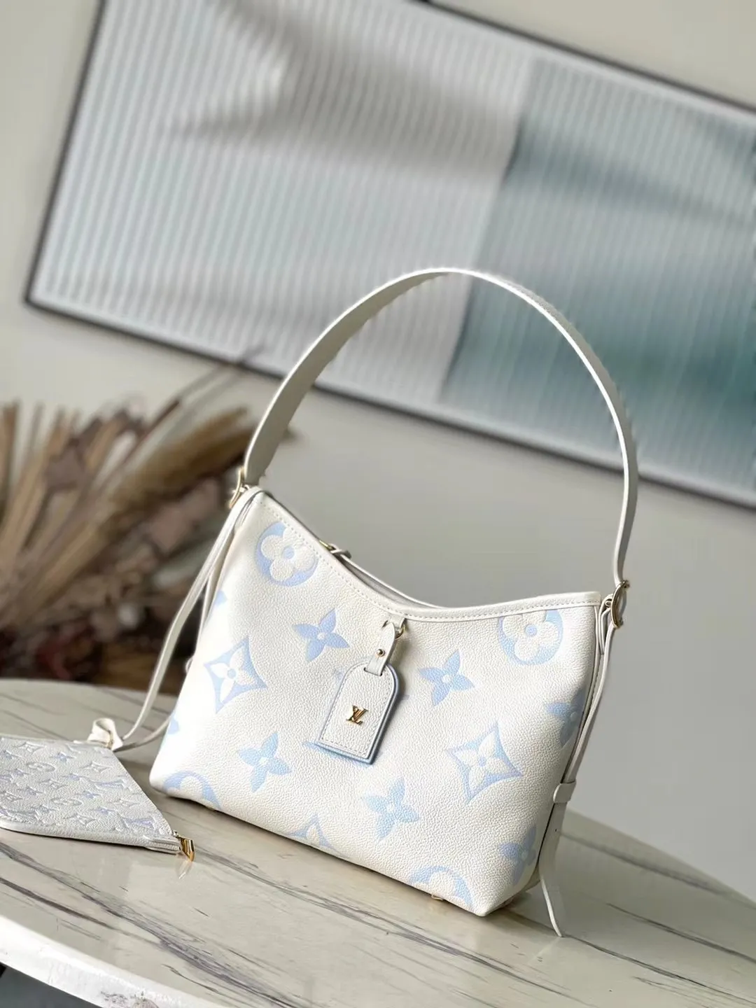 💰1180 (first-grain leather) top-quality original M46288 blue silk screen printing details. The CarryAll small handbag is made of Monogram Empreinte embossed leather. It has a generous configuration and a neat inner layer. The large inner bag adds functional elements. Comes with a Monogram embossed zipper clutch secured by a leather strap. A personal companion for urban life. Dimensions 29 x 24 x 12 cm (length x height x width)
