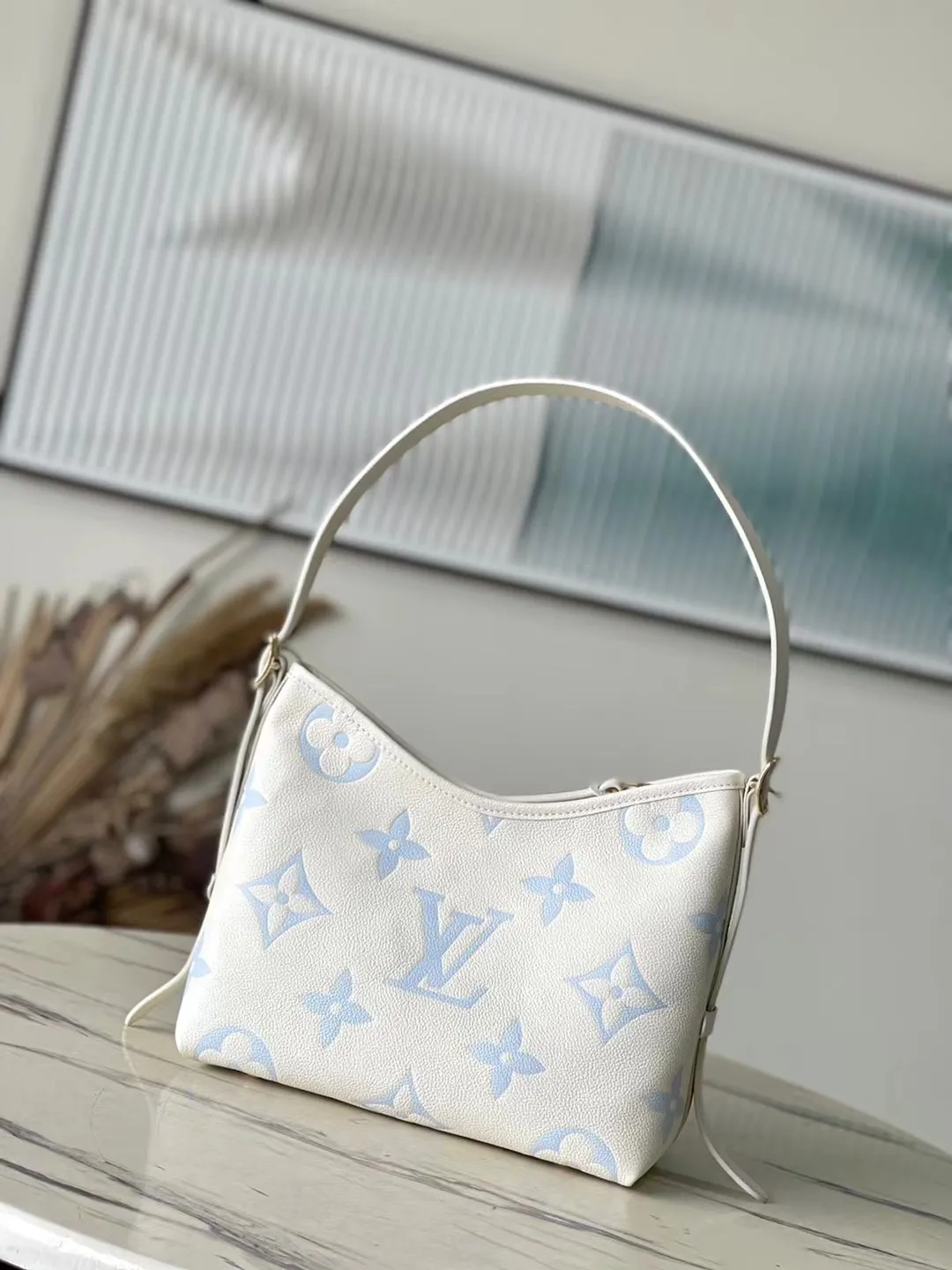 💰1180 (first-grain leather) top-quality original M46288 blue silk screen printing details. The CarryAll small handbag is made of Monogram Empreinte embossed leather. It has a generous configuration and a neat inner layer. The large inner bag adds functional elements. Comes with a Monogram embossed zipper clutch secured by a leather strap. A personal companion for urban life. Dimensions 29 x 24 x 12 cm (length x height x width)