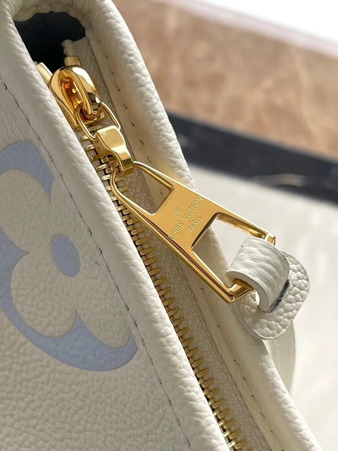 💰1180 (first-grain leather) top-quality original M46288 blue silk screen printing details. The CarryAll small handbag is made of Monogram Empreinte embossed leather. It has a generous configuration and a neat inner layer. The large inner bag adds functional elements. Comes with a Monogram embossed zipper clutch secured by a leather strap. A personal companion for urban life. Dimensions 29 x 24 x 12 cm (length x height x width)
