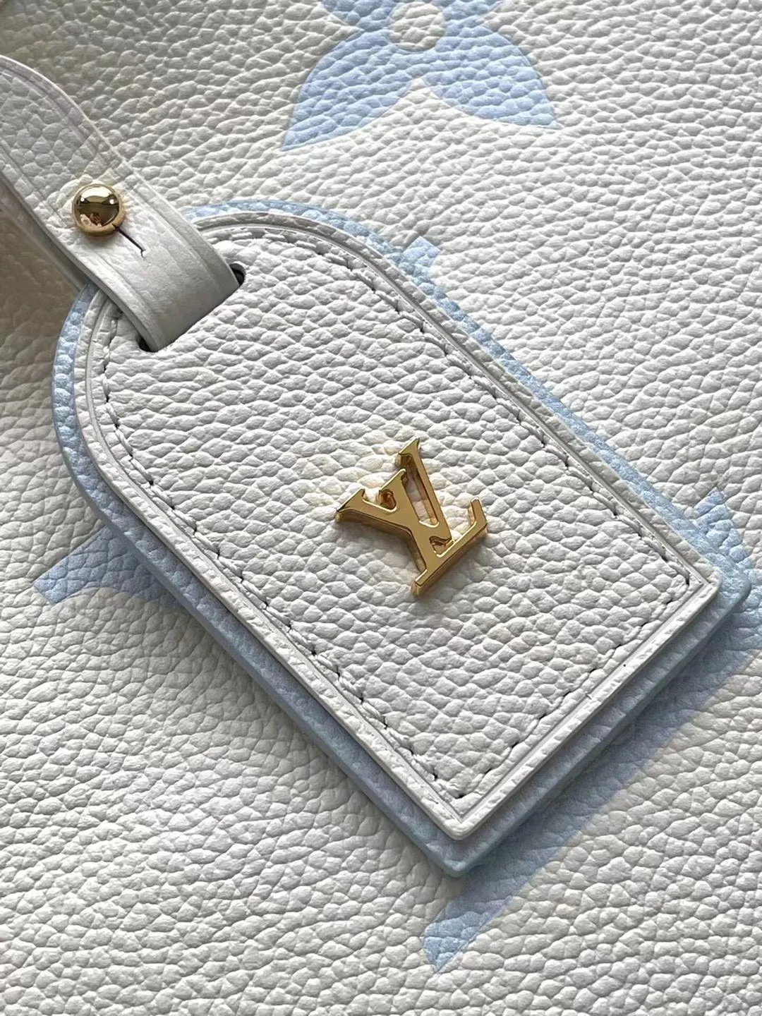 💰1180 (first-grain leather) top-quality original M46288 blue silk screen printing details. The CarryAll small handbag is made of Monogram Empreinte embossed leather. It has a generous configuration and a neat inner layer. The large inner bag adds functional elements. Comes with a Monogram embossed zipper clutch secured by a leather strap. A personal companion for urban life. Dimensions 29 x 24 x 12 cm (length x height x width)