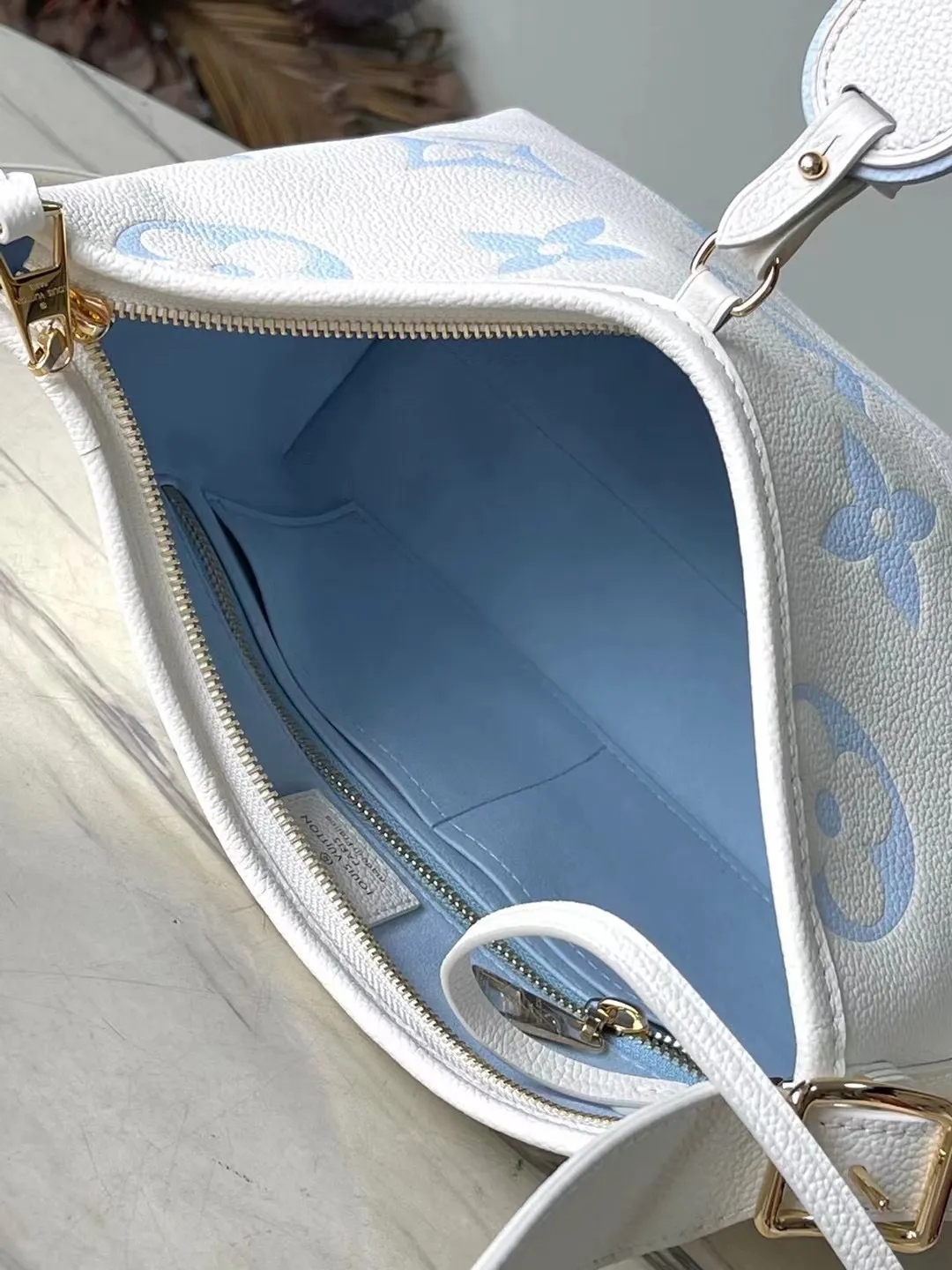 💰1180 (first-grain leather) top-quality original M46288 blue silk screen printing details. The CarryAll small handbag is made of Monogram Empreinte embossed leather. It has a generous configuration and a neat inner layer. The large inner bag adds functional elements. Comes with a Monogram embossed zipper clutch secured by a leather strap. A personal companion for urban life. Dimensions 29 x 24 x 12 cm (length x height x width)
