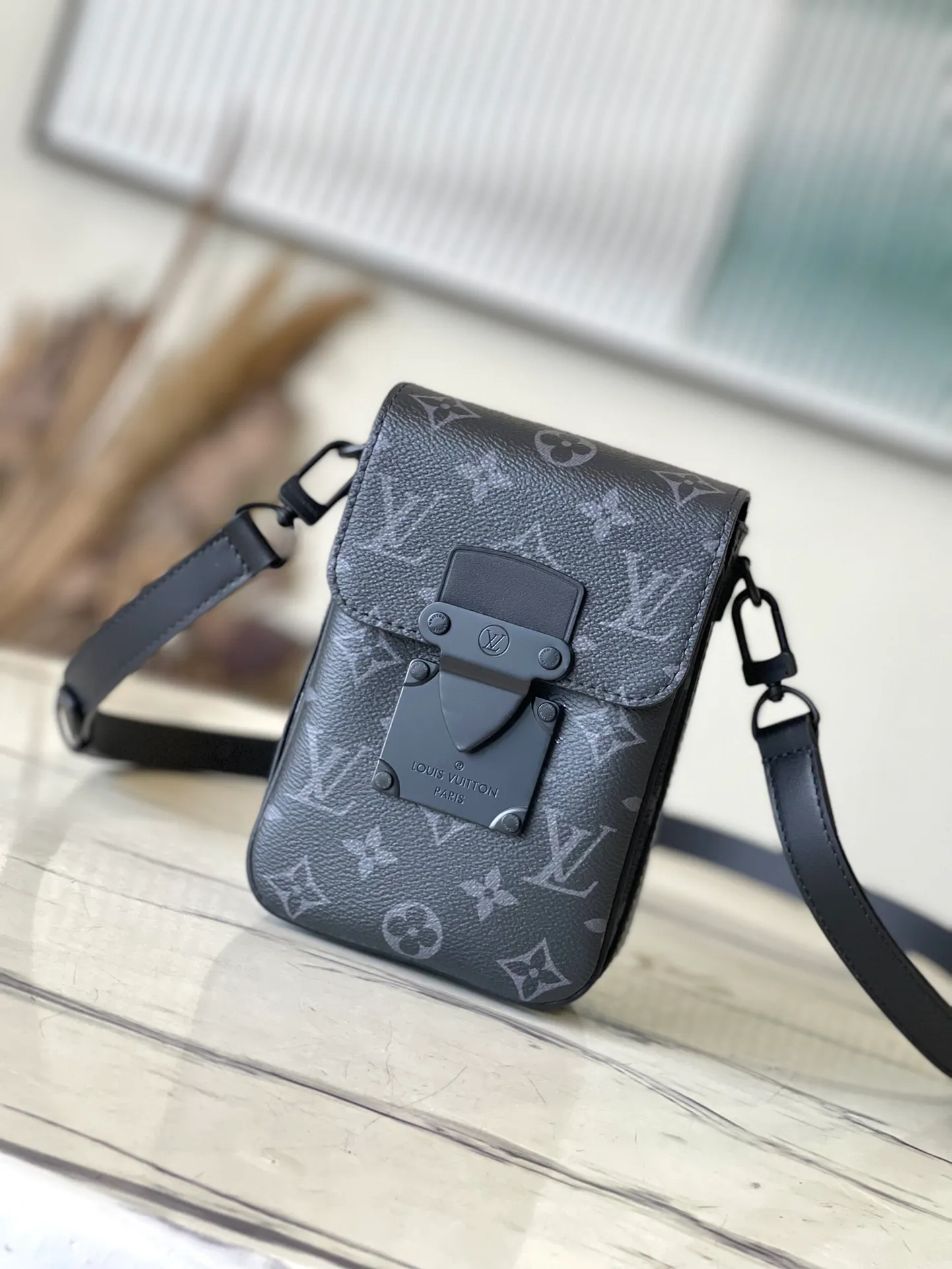 💰700 Top Original M82252 Black Flower The new S-Lock Vertical Wearable wallet embosses the iconic Monogram pattern on elegant Taurillon leather, and then uses a magnetic closure to recall the traditional hard case lock design. The compact structure can also accommodate daily needs, making it easy to carry personal items with you and making a fashion statement. Dimensions: 12 x 19 x 7 cm