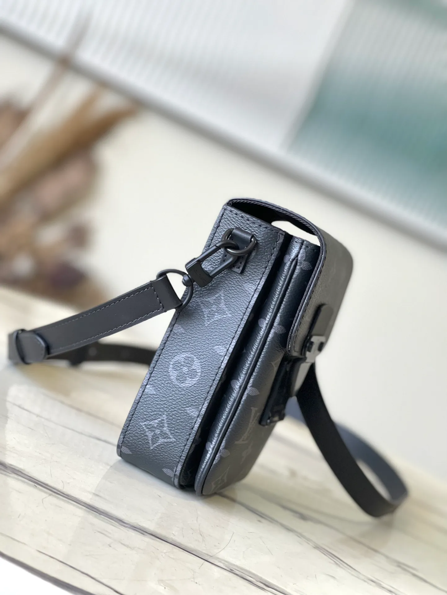 💰700 Top Original M82252 Black Flower The new S-Lock Vertical Wearable wallet embosses the iconic Monogram pattern on elegant Taurillon leather, and then uses a magnetic closure to recall the traditional hard case lock design. The compact structure can also accommodate daily needs, making it easy to carry personal items with you and making a fashion statement. Dimensions: 12 x 19 x 7 cm