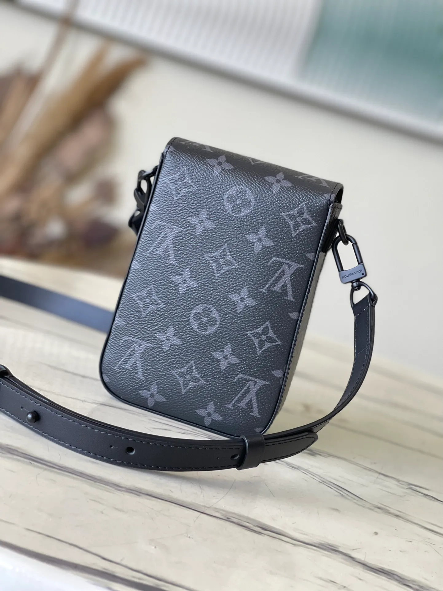 💰700 Top Original M82252 Black Flower The new S-Lock Vertical Wearable wallet embosses the iconic Monogram pattern on elegant Taurillon leather, and then uses a magnetic closure to recall the traditional hard case lock design. The compact structure can also accommodate daily needs, making it easy to carry personal items with you and making a fashion statement. Dimensions: 12 x 19 x 7 cm