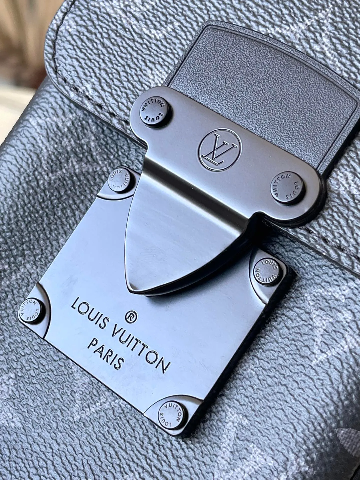 💰700 Top Original M82252 Black Flower The new S-Lock Vertical Wearable wallet embosses the iconic Monogram pattern on elegant Taurillon leather, and then uses a magnetic closure to recall the traditional hard case lock design. The compact structure can also accommodate daily needs, making it easy to carry personal items with you and making a fashion statement. Dimensions: 12 x 19 x 7 cm