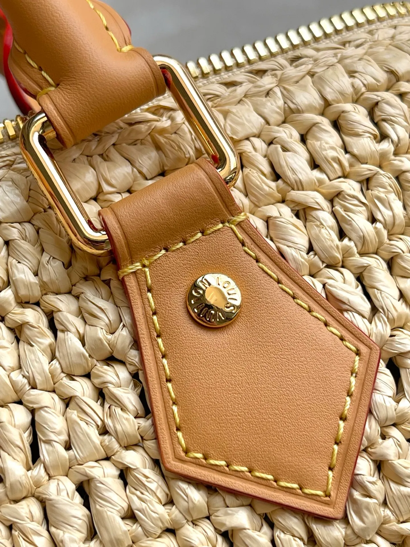 💰1480 Top original order M14457 This Speedy 30 Bandouliere handbag is made of raffia, using exquisite craftsmanship to give each finished product a unique style, and then uses distressed cow leather to add a retro charm. The LV lettering is embroidered in a corner of the front, and the top handle and detachable and adjustable shoulder strap allow for flexible carrying. Dimensions: 34 × 22 × 19 cm
