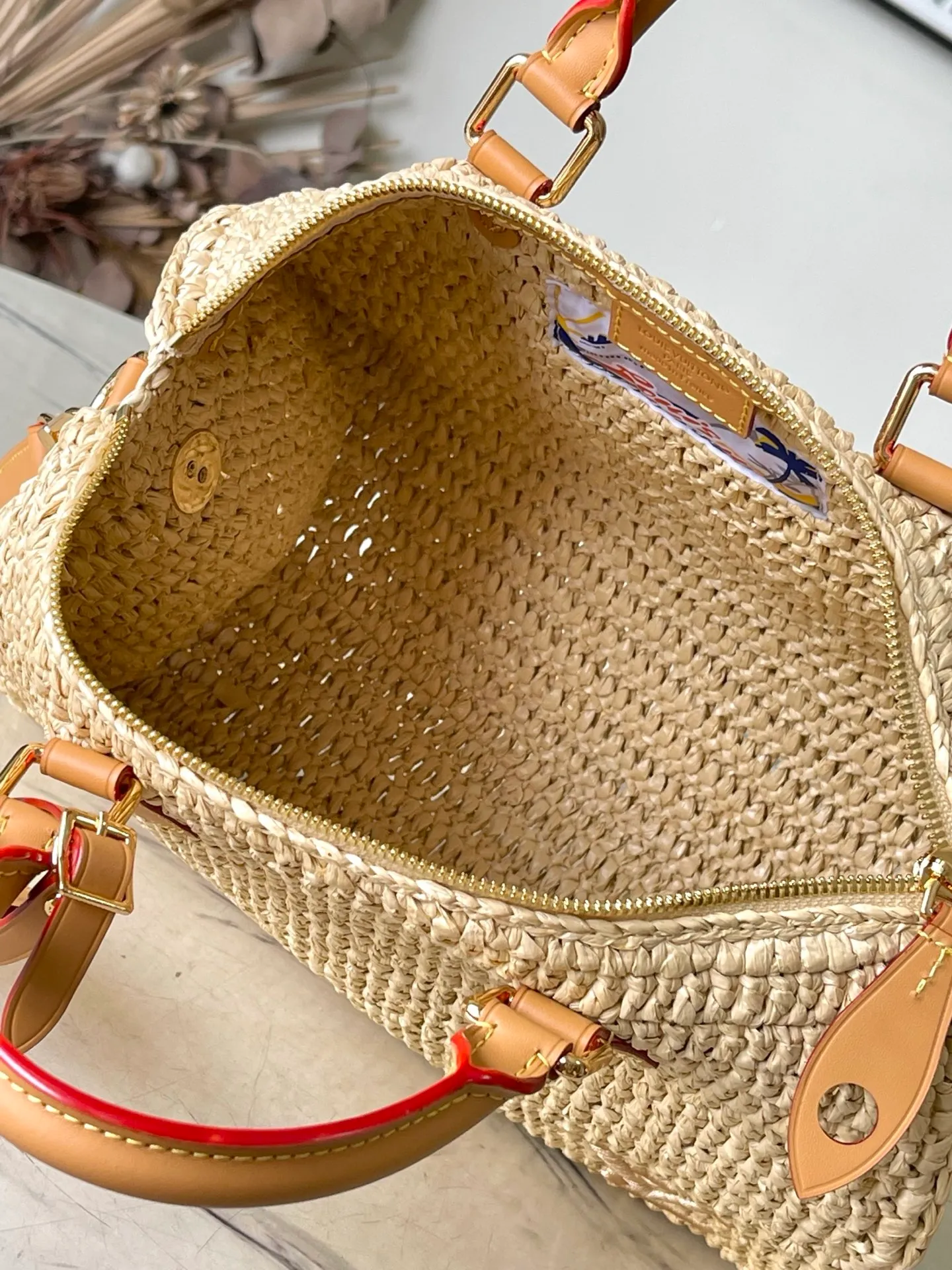 💰1480 Top original order M14457 This Speedy 30 Bandouliere handbag is made of raffia, using exquisite craftsmanship to give each finished product a unique style, and then uses distressed cow leather to add a retro charm. The LV lettering is embroidered in a corner of the front, and the top handle and detachable and adjustable shoulder strap allow for flexible carrying. Dimensions: 34 × 22 × 19 cm