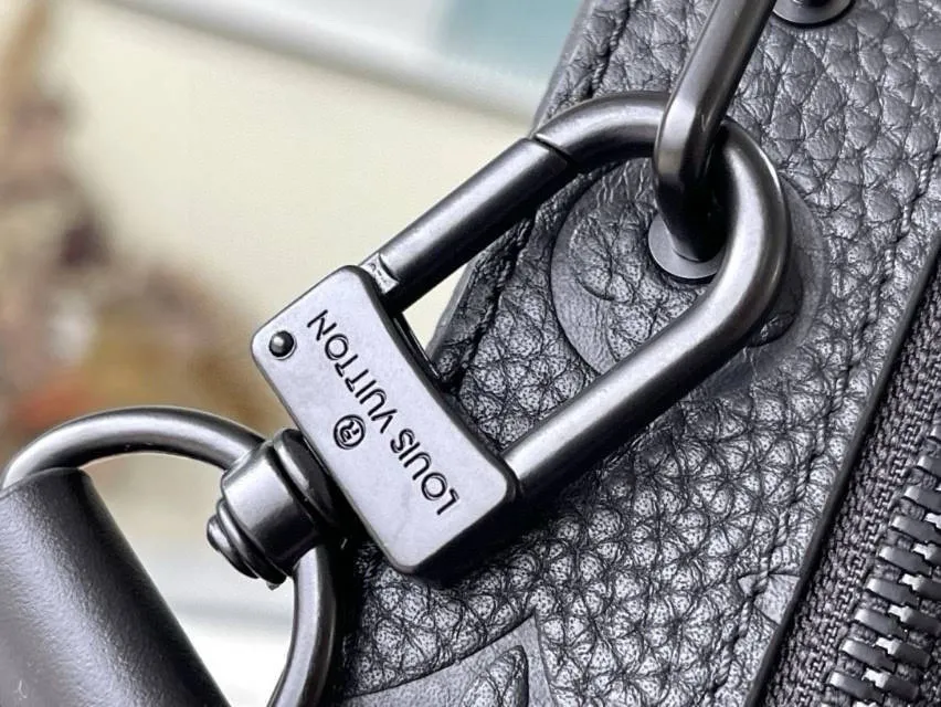 💰1080 (top-grain leather) top-quality original M59163 full leather. This Handle Soft Trunk handbag is made of Monogram leather with fine texture embossed, and the rivet corners and leather reinforcement straps continue the box-making heritage. The wide mouth opening and closing makes it easy to access items and is suitable for storing small electronic equipment and travel needs. The sleek construction and detachable shoulder strap make it easy to carry. Dimensions: 21.5 x 15 x 7 cm