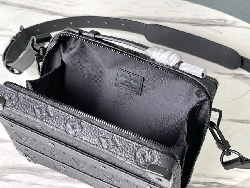 💰1080 (top-grain leather) top-quality original M59163 full leather. This Handle Soft Trunk handbag is made of Monogram leather with fine texture embossed, and the rivet corners and leather reinforcement straps continue the box-making heritage. The wide mouth opening and closing makes it easy to access items and is suitable for storing small electronic equipment and travel needs. The sleek construction and detachable shoulder strap make it easy to carry. Dimensions: 21.5 x 15 x 7 cm