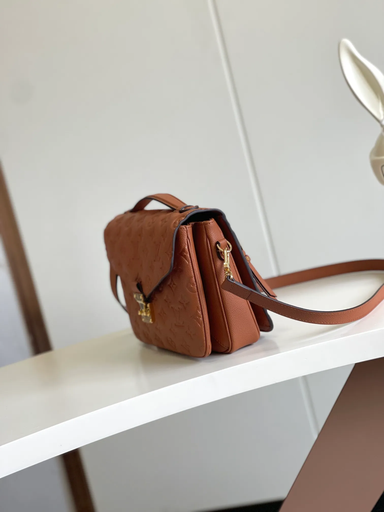 P1300 [Top original item, unique home photo, dynamic chip] [Metis messenger bag] M47142 blue M40780M46552M41487 M44071 M12711 M44881 The latest version of the top-notch version on the market is shipped. The three-dimensional shape and exquisite internal design allow this handbag to hold all daily essentials, while the Monogram Empreinte leather adds a sense of elegance to it. Compact size with multiple practical pockets and compartments. Special S-shaped steel lock with original vacuum nano-plating technology. Feel free to feel the quality as shown in the picture. Access the counter at will. Size: 25 x 19 x 9cm.