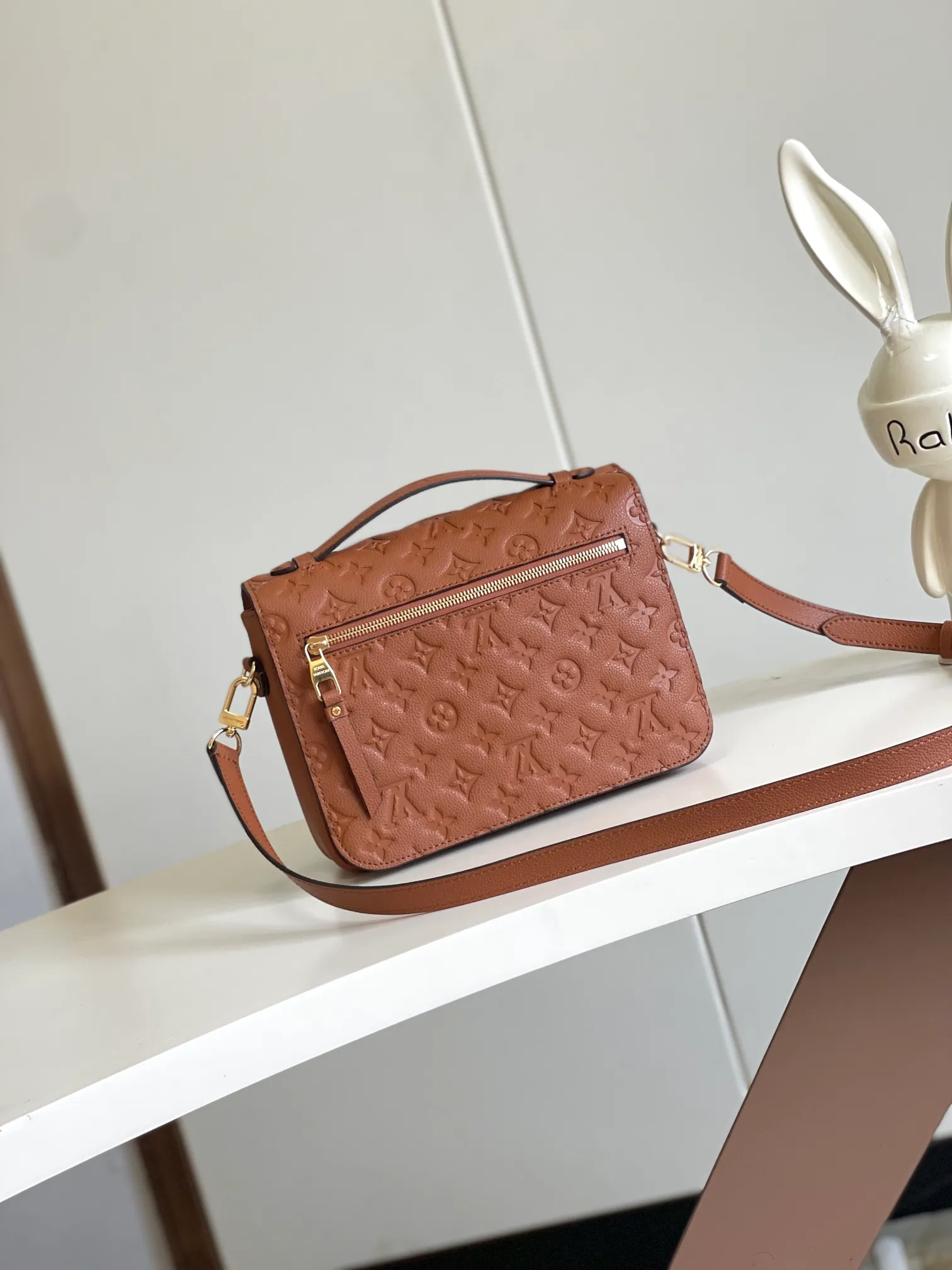 P1300 [Top original item, unique home photo, dynamic chip] [Metis messenger bag] M47142 blue M40780M46552M41487 M44071 M12711 M44881 The latest version of the top-notch version on the market is shipped. The three-dimensional shape and exquisite internal design allow this handbag to hold all daily essentials, while the Monogram Empreinte leather adds a sense of elegance to it. Compact size with multiple practical pockets and compartments. Special S-shaped steel lock with original vacuum nano-plating technology. Feel free to feel the quality as shown in the picture. Access the counter at will. Size: 25 x 19 x 9cm.