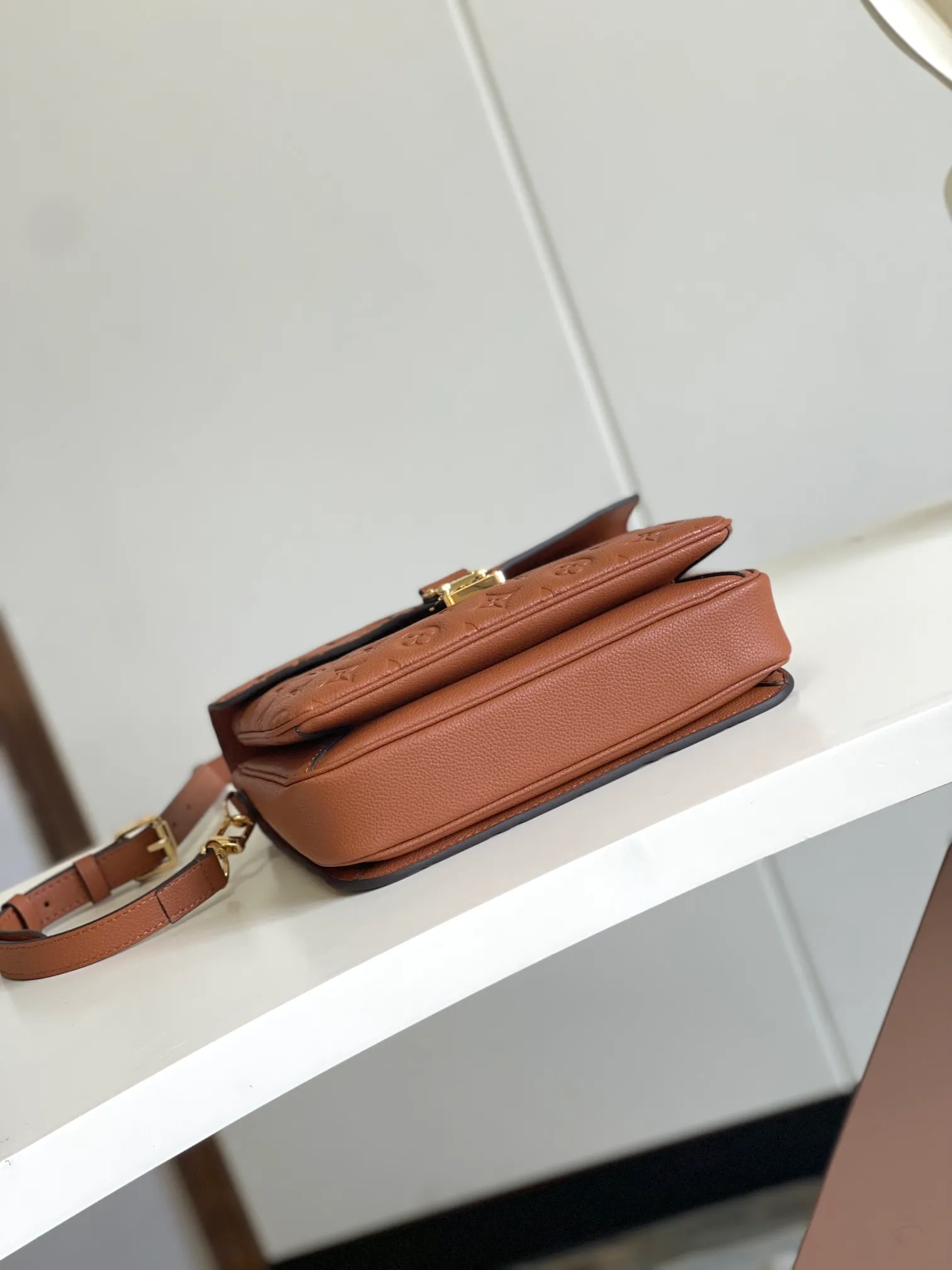 P1300 [Top original item, unique home photo, dynamic chip] [Metis messenger bag] M47142 blue M40780M46552M41487 M44071 M12711 M44881 The latest version of the top-notch version on the market is shipped. The three-dimensional shape and exquisite internal design allow this handbag to hold all daily essentials, while the Monogram Empreinte leather adds a sense of elegance to it. Compact size with multiple practical pockets and compartments. Special S-shaped steel lock with original vacuum nano-plating technology. Feel free to feel the quality as shown in the picture. Access the counter at will. Size: 25 x 19 x 9cm.