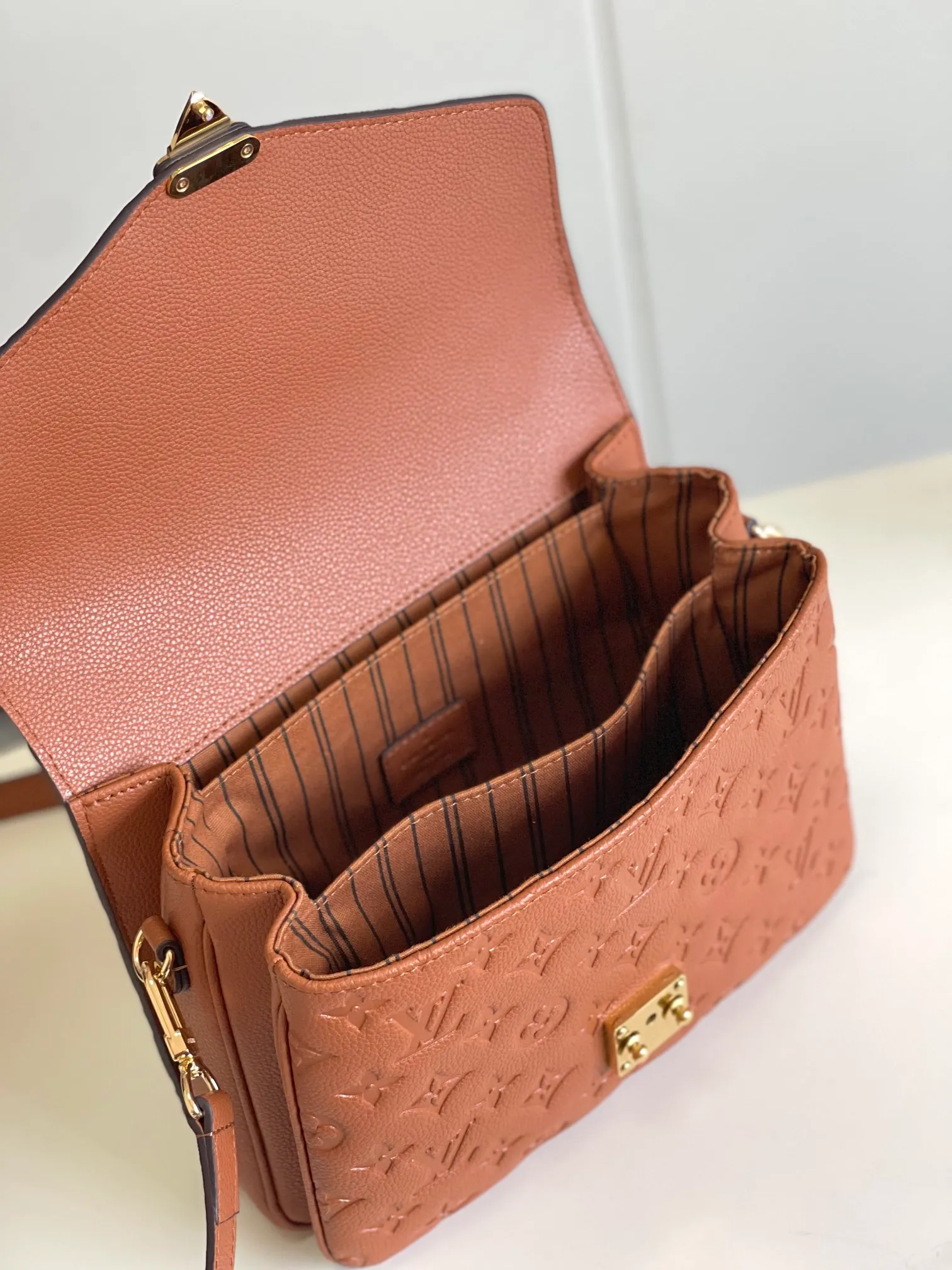 P1300 [Top original item, unique home photo, dynamic chip] [Metis messenger bag] M47142 blue M40780M46552M41487 M44071 M12711 M44881 The latest version of the top-notch version on the market is shipped. The three-dimensional shape and exquisite internal design allow this handbag to hold all daily essentials, while the Monogram Empreinte leather adds a sense of elegance to it. Compact size with multiple practical pockets and compartments. Special S-shaped steel lock with original vacuum nano-plating technology. Feel free to feel the quality as shown in the picture. Access the counter at will. Size: 25 x 19 x 9cm.
