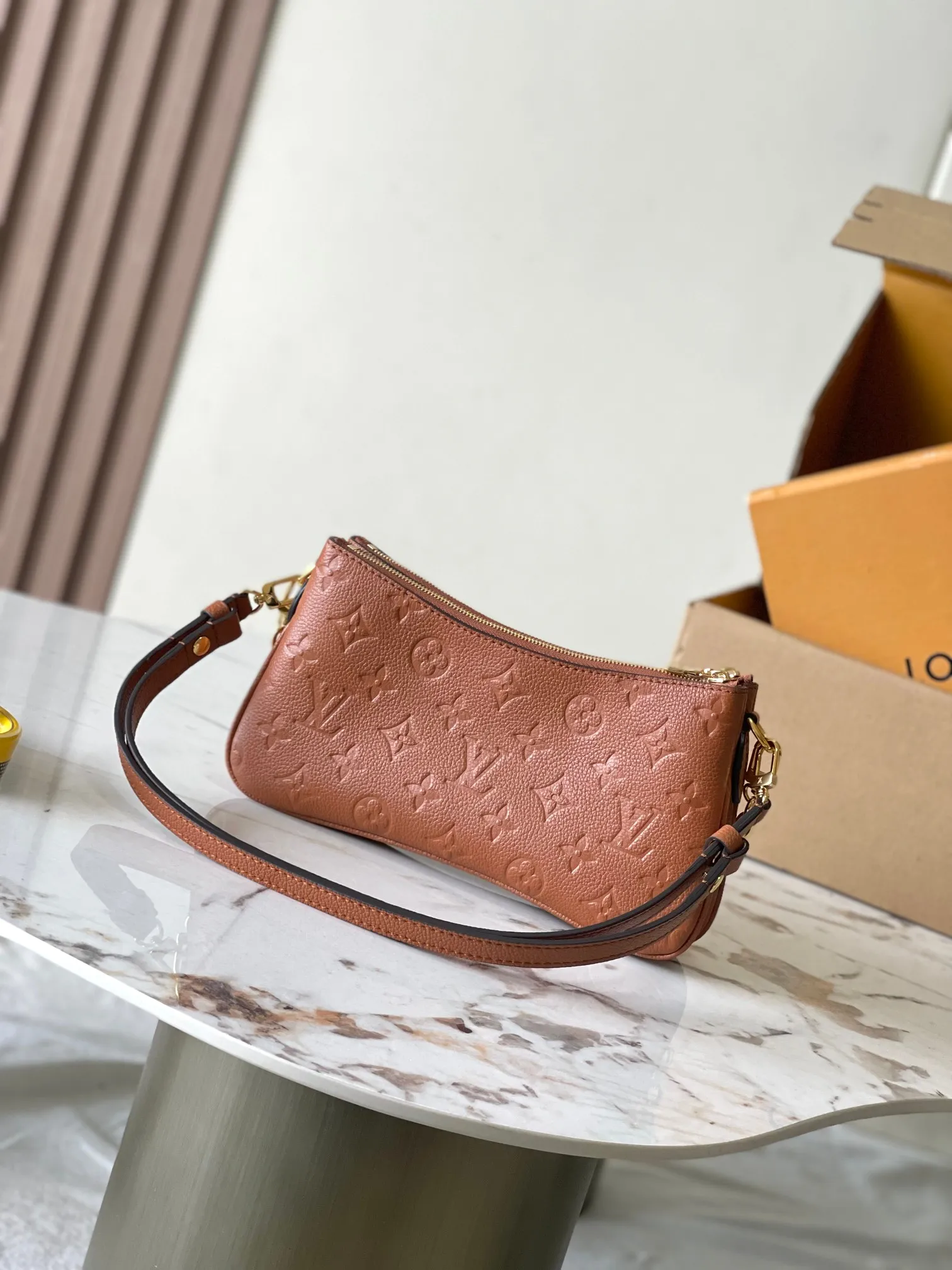 p2000 [Special grade MB original leather] Liv pochette handbag The cowhide embossed Liv pochette double is designed to fit snugly under the arm. Model: M11916 caramel dynamic chip Material: A-grade all-steel hardware, imported original fabric Packaging: full set of original factory duty-free MB packaging Size: 24.5*13.5*6.5
