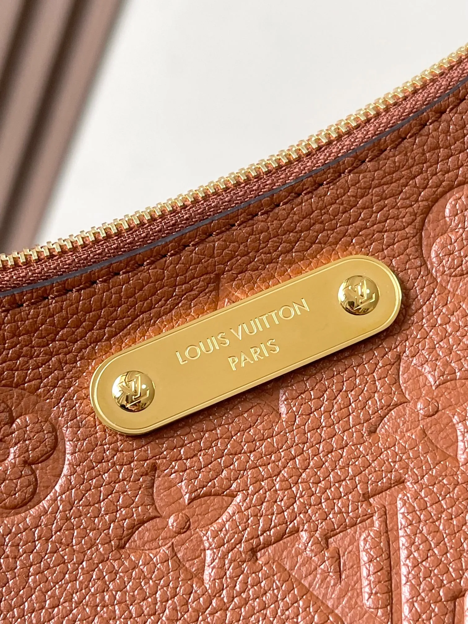 p2000 [Special grade MB original leather] Liv pochette handbag The cowhide embossed Liv pochette double is designed to fit snugly under the arm. Model: M11916 caramel dynamic chip Material: A-grade all-steel hardware, imported original fabric Packaging: full set of original factory duty-free MB packaging Size: 24.5*13.5*6.5