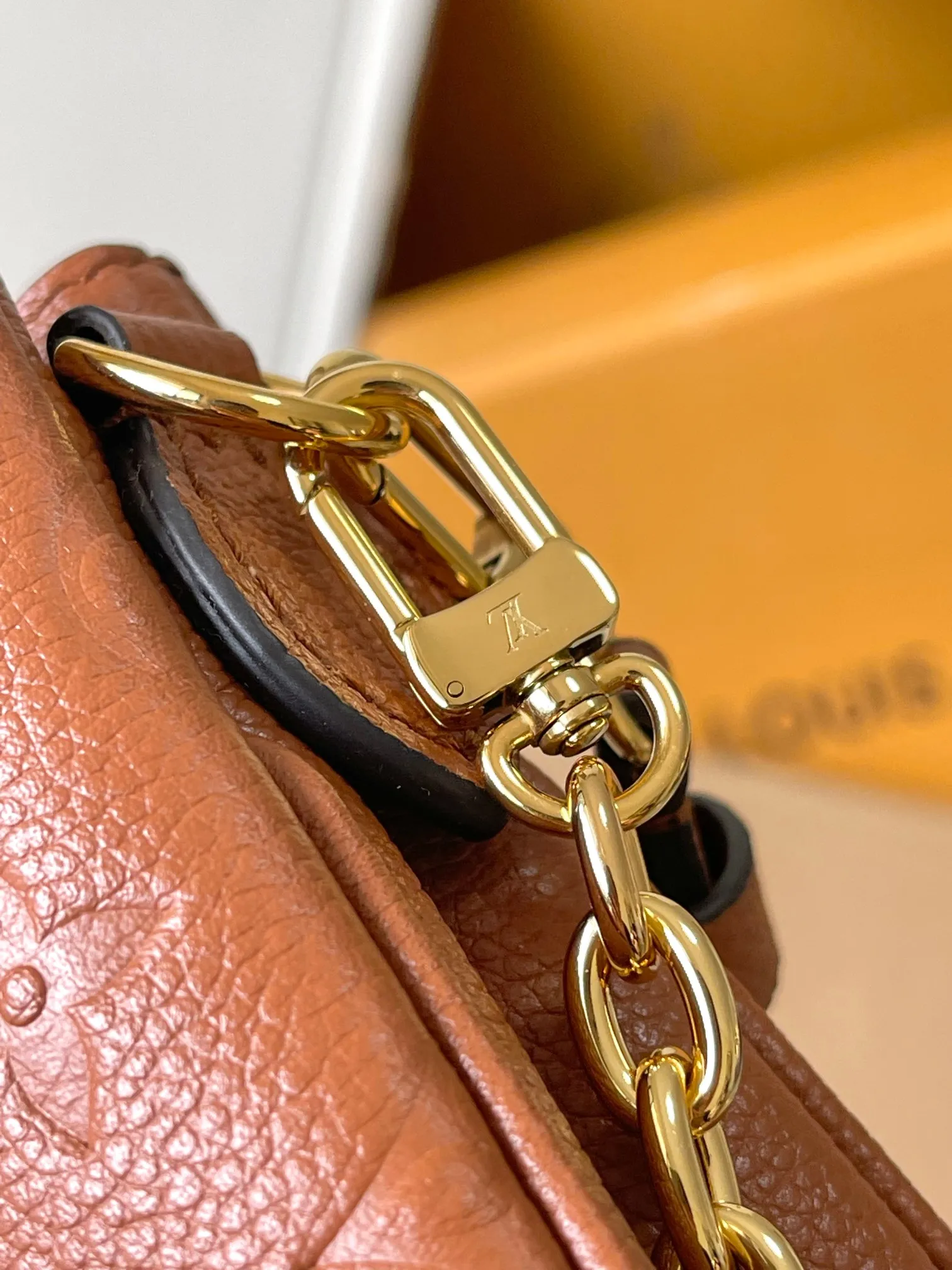 p2000 [Special grade MB original leather] Liv pochette handbag The cowhide embossed Liv pochette double is designed to fit snugly under the arm. Model: M11916 caramel dynamic chip Material: A-grade all-steel hardware, imported original fabric Packaging: full set of original factory duty-free MB packaging Size: 24.5*13.5*6.5