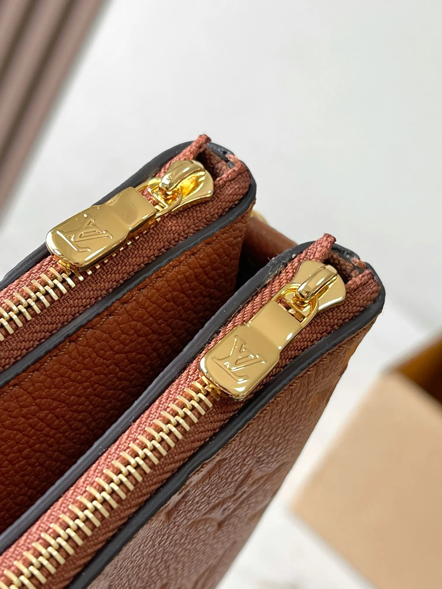 p2000 [Special grade MB original leather] Liv pochette handbag The cowhide embossed Liv pochette double is designed to fit snugly under the arm. Model: M11916 caramel dynamic chip Material: A-grade all-steel hardware, imported original fabric Packaging: full set of original factory duty-free MB packaging Size: 24.5*13.5*6.5