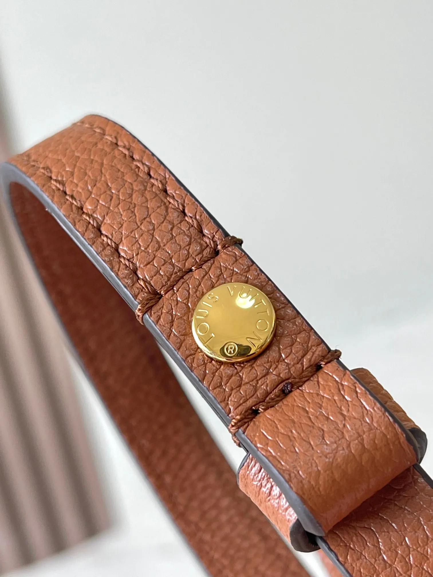 p2000 [Special grade MB original leather] Liv pochette handbag The cowhide embossed Liv pochette double is designed to fit snugly under the arm. Model: M11916 caramel dynamic chip Material: A-grade all-steel hardware, imported original fabric Packaging: full set of original factory duty-free MB packaging Size: 24.5*13.5*6.5