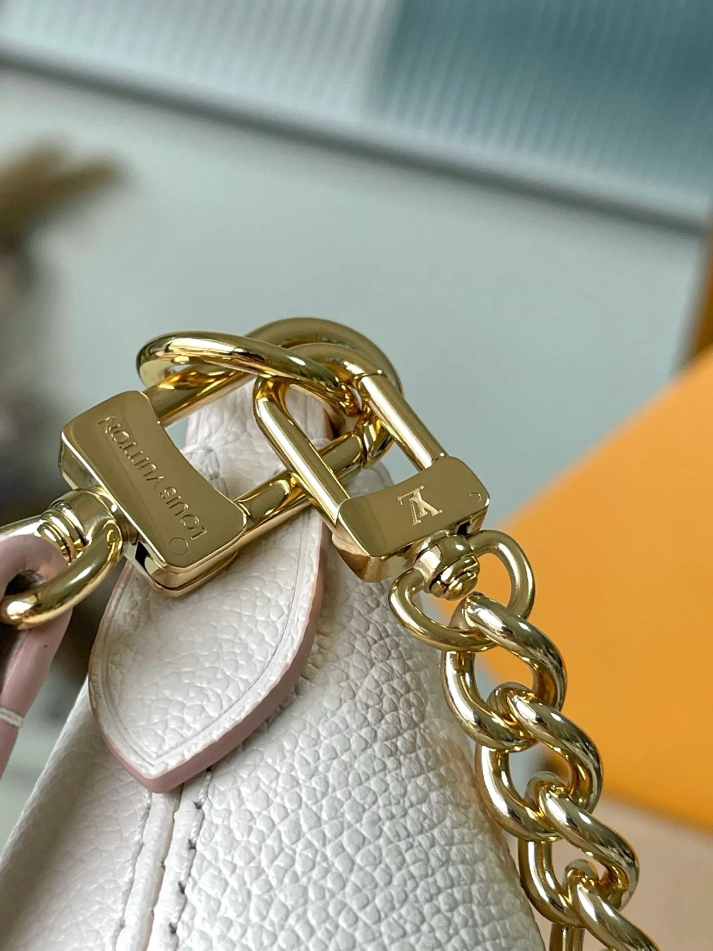 💰1060 (top layer leather) top original order M14634 This Boulogne handbag reinterprets the classic Monogram Empreinte leather with the same color aesthetic, and injects elegant luster with the detachable chain and LV floral decoration. The smart structure allows for a variety of carrying methods, and the inner patch pocket can easily store a smartphone. Dimensions: 29 × 16 × 9.5 cm