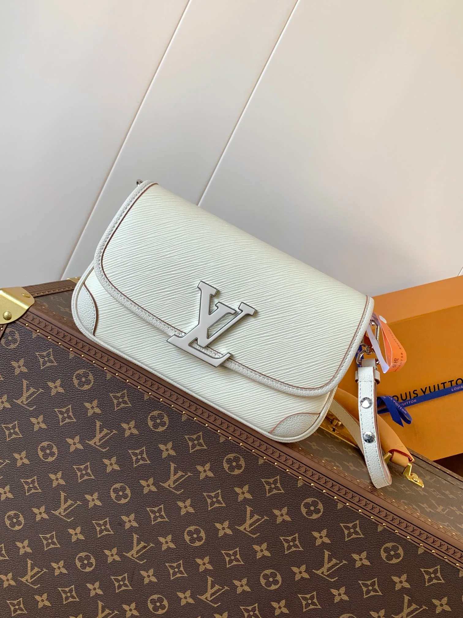 💰1160 (top layer leather) top quality original order, transcoding chip M59386 black M59457 white M59459 caramel top layer cowhide This Buci handbag is made of iconic Epi leather, with smooth leather outlines the corners and lining, achieving a classic soft silhouette. The resin LV logo adds a modern touch, and the adjustable strap allows for comfortable shoulder or cross-body wear.  Dimensions: 24.5 x 15.5 x 9 cm