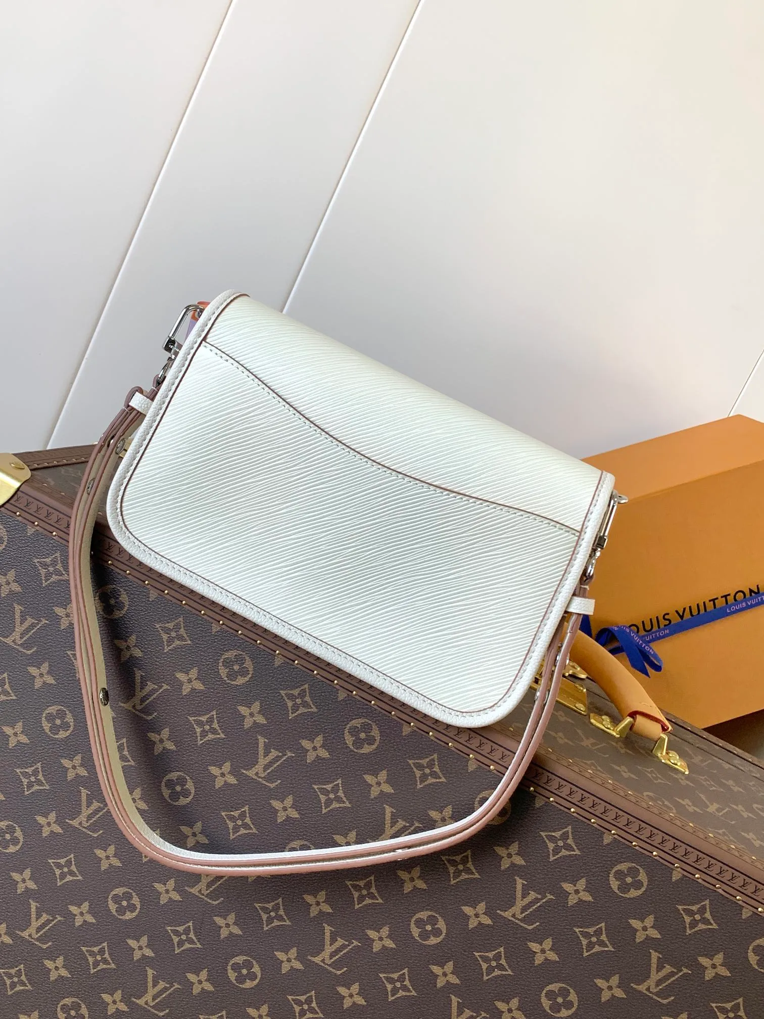 💰1160 (top layer leather) top quality original order, transcoding chip M59386 black M59457 white M59459 caramel top layer cowhide This Buci handbag is made of iconic Epi leather, with smooth leather outlines the corners and lining, achieving a classic soft silhouette. The resin LV logo adds a modern touch, and the adjustable strap allows for comfortable shoulder or cross-body wear.  Dimensions: 24.5 x 15.5 x 9 cm