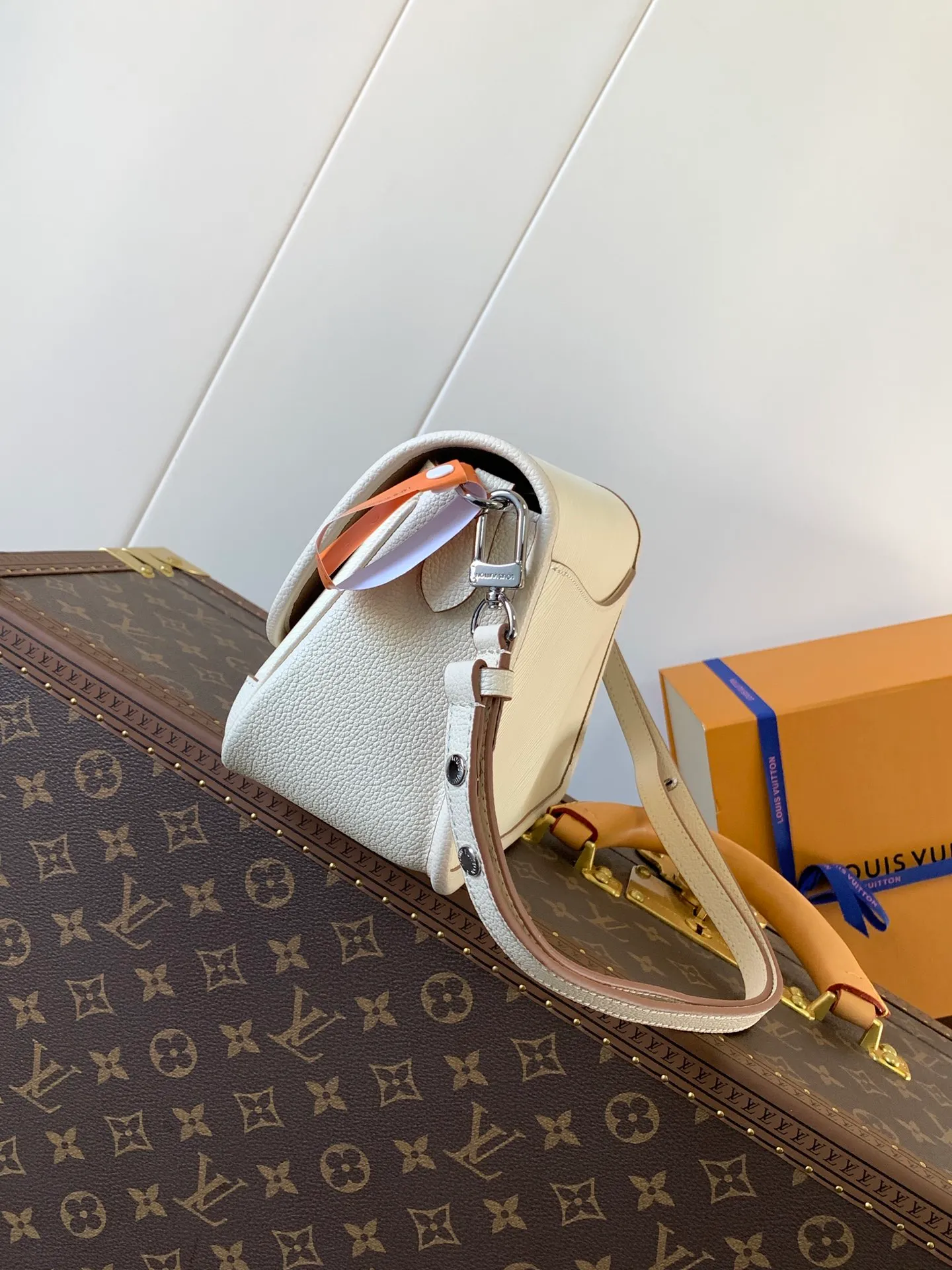 💰1160 (top layer leather) top quality original order, transcoding chip M59386 black M59457 white M59459 caramel top layer cowhide This Buci handbag is made of iconic Epi leather, with smooth leather outlines the corners and lining, achieving a classic soft silhouette. The resin LV logo adds a modern touch, and the adjustable strap allows for comfortable shoulder or cross-body wear.  Dimensions: 24.5 x 15.5 x 9 cm