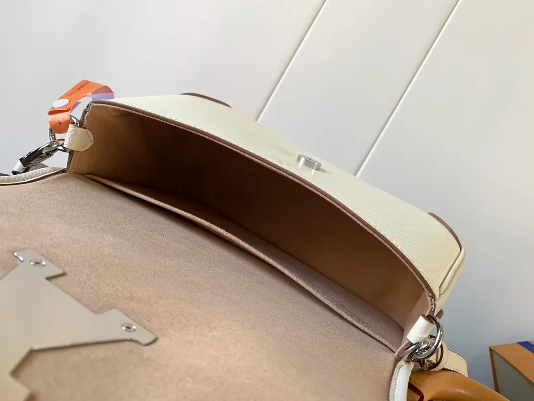 💰1160 (top layer leather) top quality original order, transcoding chip M59386 black M59457 white M59459 caramel top layer cowhide This Buci handbag is made of iconic Epi leather, with smooth leather outlines the corners and lining, achieving a classic soft silhouette. The resin LV logo adds a modern touch, and the adjustable strap allows for comfortable shoulder or cross-body wear.  Dimensions: 24.5 x 15.5 x 9 cm