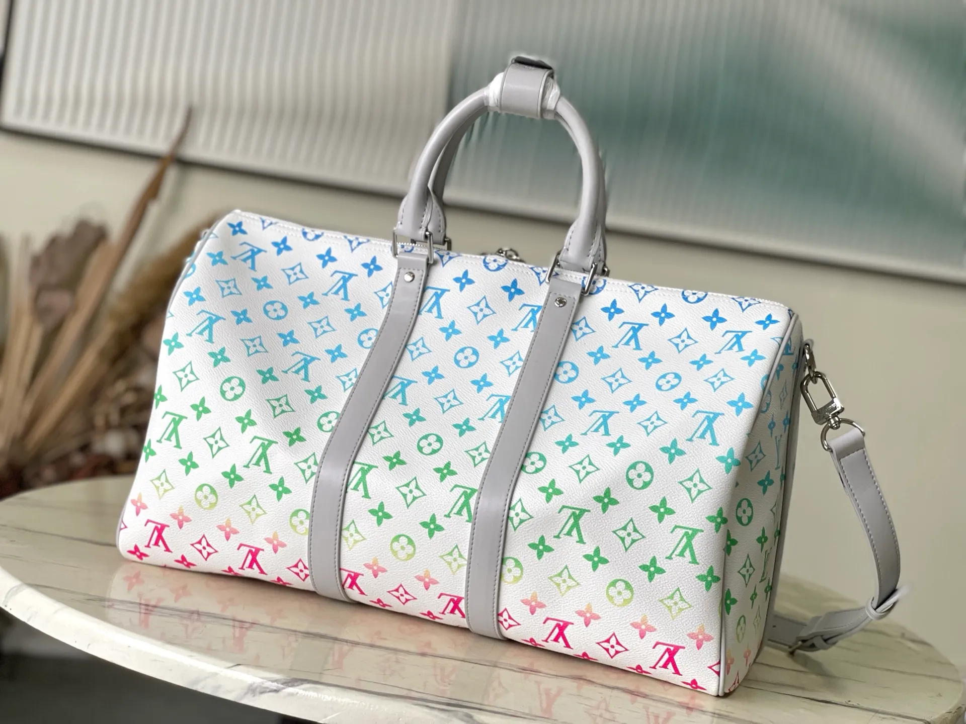 640 (top layer leather) top original order M13915 KEEPALL BANDOULIÈRE 45 travel bag 2021-22 autumn and winter show reveals the new charm of the Everyday LV capsule series Keepall Bandouliere 45 travel bag. Vintage Monogram coated canvas depicts the Monogram pattern with subtle irregular lines, evoking the traditional stamping process. The new louis vuitton! logo is inspired by the chain’s signature elements. size: 45 x 27 x 20