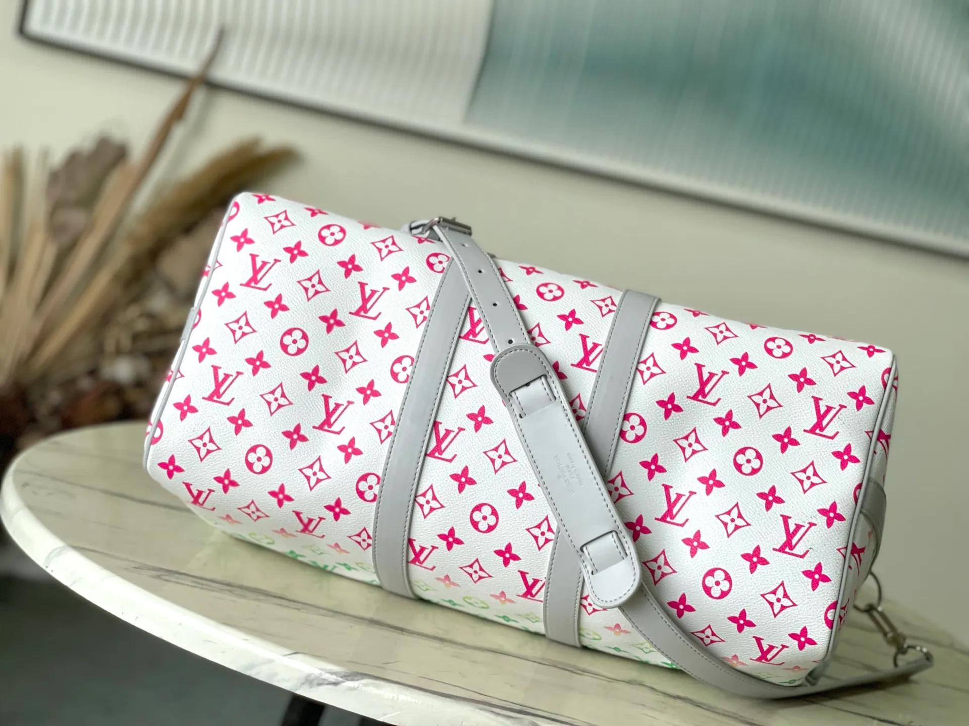 640 (top layer leather) top original order M13915 KEEPALL BANDOULIÈRE 45 travel bag 2021-22 autumn and winter show reveals the new charm of the Everyday LV capsule series Keepall Bandouliere 45 travel bag. Vintage Monogram coated canvas depicts the Monogram pattern with subtle irregular lines, evoking the traditional stamping process. The new louis vuitton! logo is inspired by the chain’s signature elements. size: 45 x 27 x 20