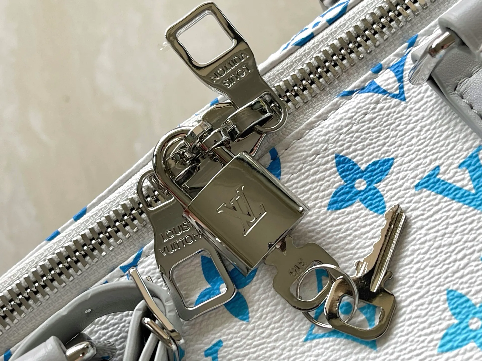 640 (top layer leather) top original order M13915 KEEPALL BANDOULIÈRE 45 travel bag 2021-22 autumn and winter show reveals the new charm of the Everyday LV capsule series Keepall Bandouliere 45 travel bag. Vintage Monogram coated canvas depicts the Monogram pattern with subtle irregular lines, evoking the traditional stamping process. The new louis vuitton! logo is inspired by the chain’s signature elements. size: 45 x 27 x 20