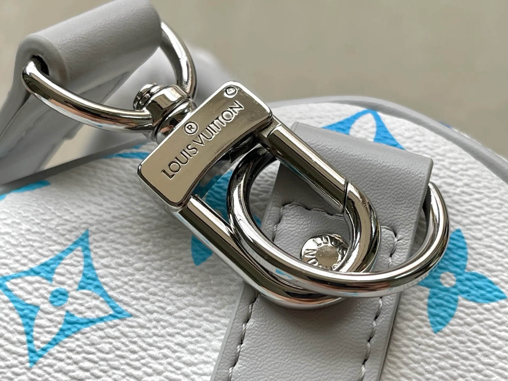 640 (top layer leather) top original order M13915 KEEPALL BANDOULIÈRE 45 travel bag 2021-22 autumn and winter show reveals the new charm of the Everyday LV capsule series Keepall Bandouliere 45 travel bag. Vintage Monogram coated canvas depicts the Monogram pattern with subtle irregular lines, evoking the traditional stamping process. The new louis vuitton! logo is inspired by the chain’s signature elements. size: 45 x 27 x 20