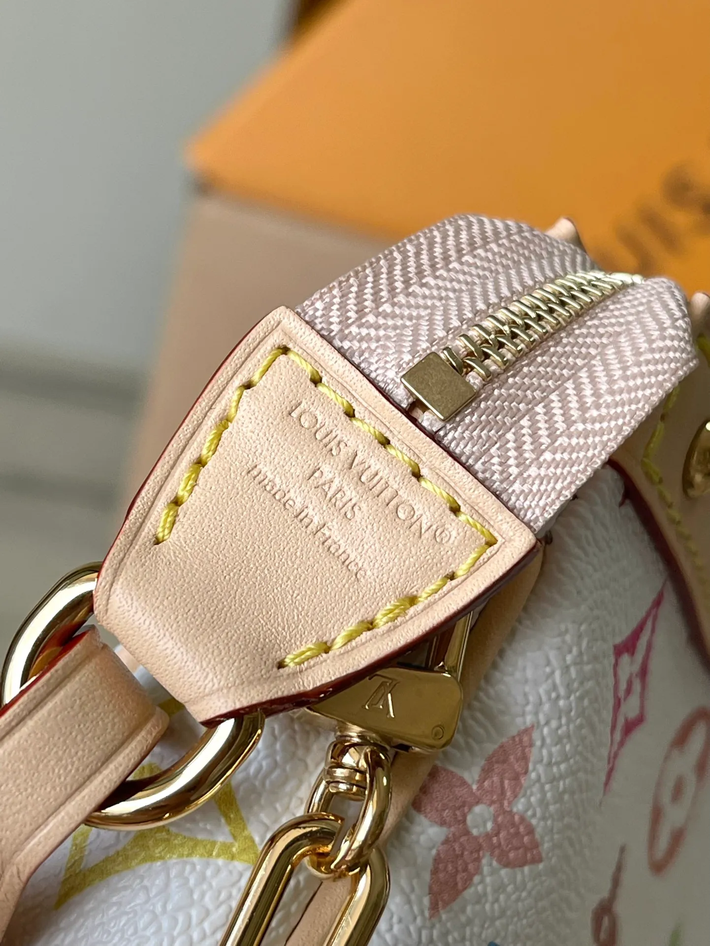 💰880 Top Original Order M13404 This Pochette Accessoires handbag is made of coated canvas, with colorful Monogram patterns to interpret the smart style of the Louis Vuitton x Murakami cross-border collaboration series. Calf leather trim and dazzling hardware add to the sophisticated details, while the detachable shoulder strap and chain allow for flexible carry. Dimensions: 22 × 13 × 4 cm